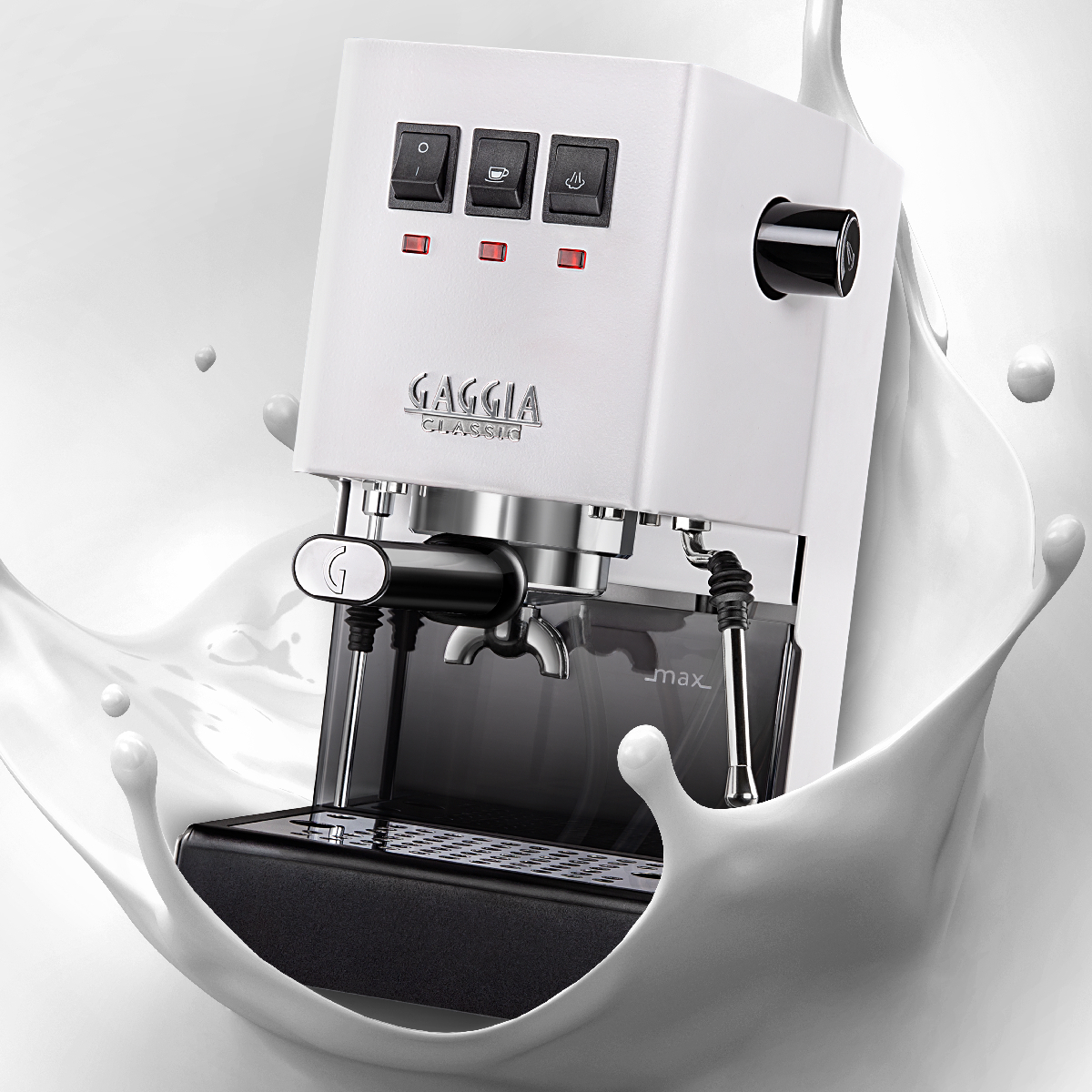 Weiße Espressomaschine, Milchspritzer dahinter. Drei Knöpfe oben, schwarzer Ausguss und schwarzer Sockel.