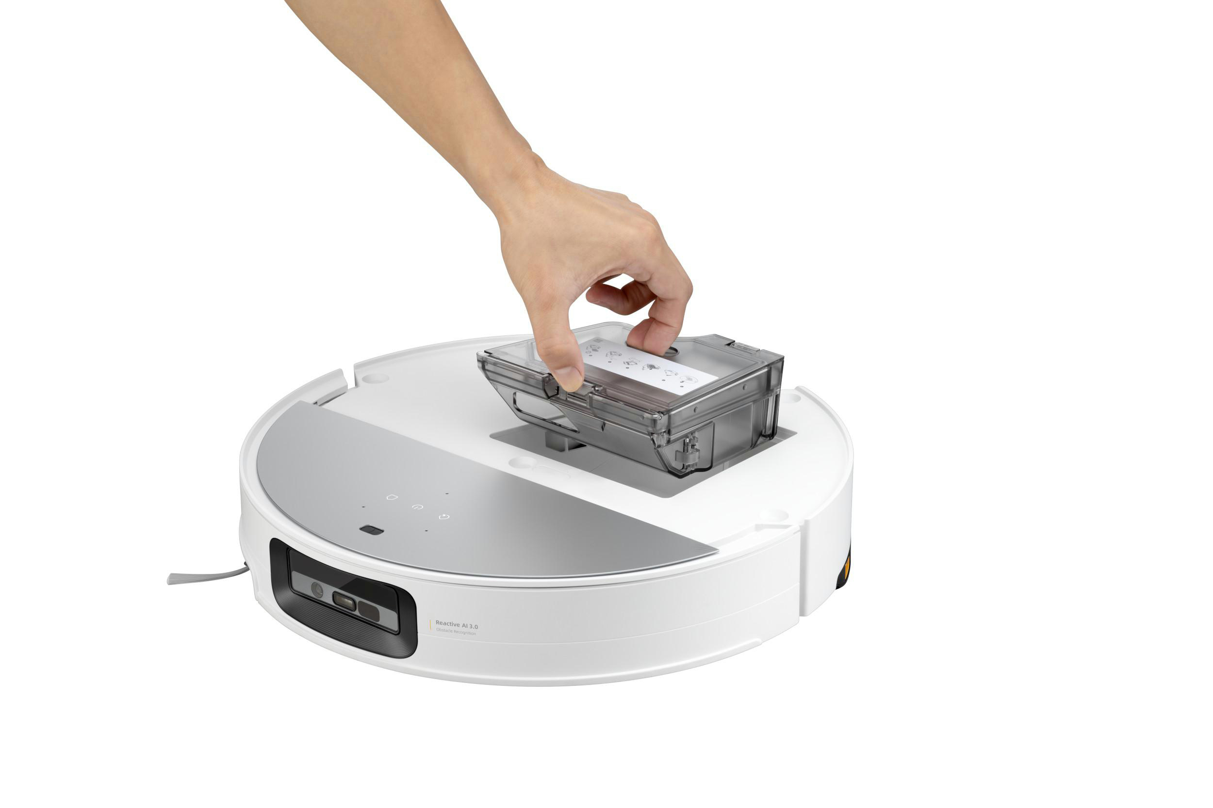 Weißer Roboter-Staubsauger mit einer Hand, die einen Staubbehälter entfernt. Weißer Hintergrund.