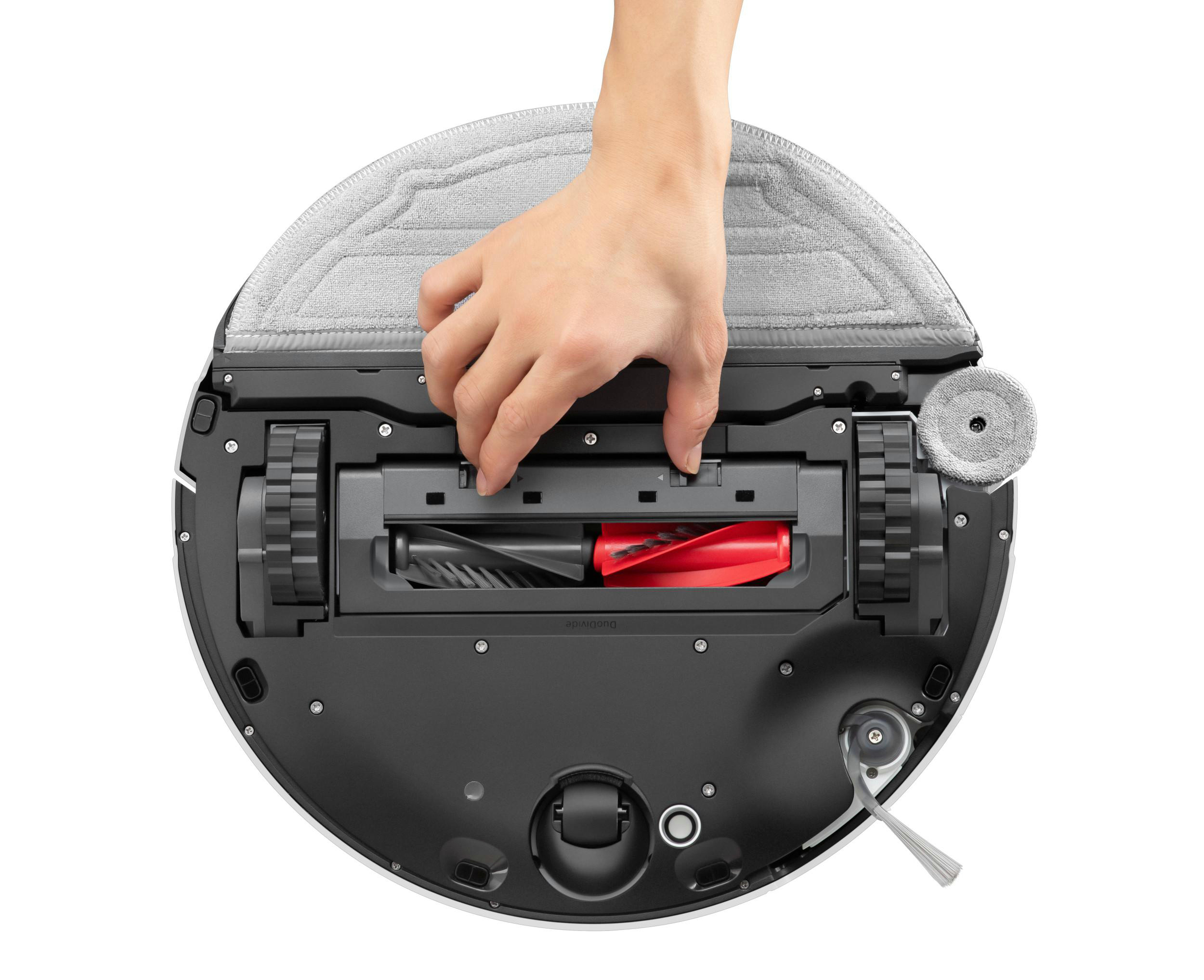 Die Unterseite eines Roboter-Staubsaugers, mit einer Hand, die ein Teil einstellt.