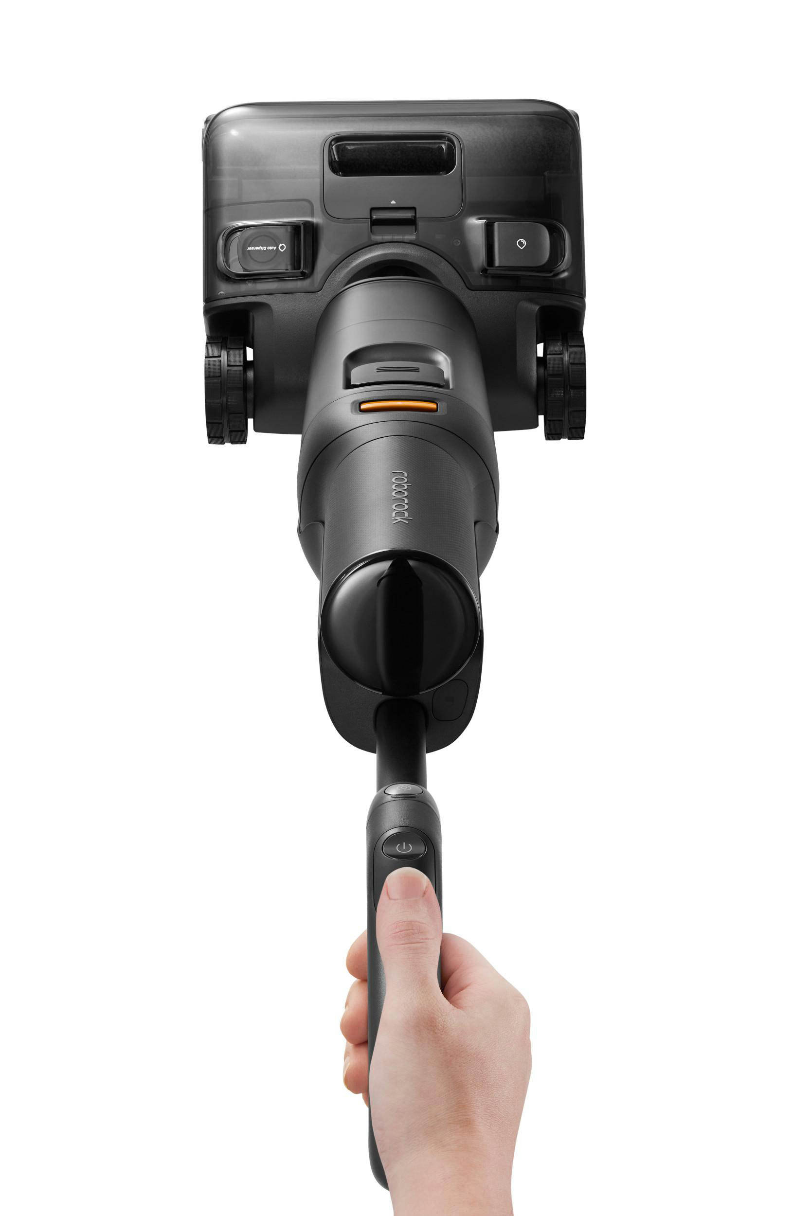 Hand hält schwarzen Staubsaugergriff, Nahaufnahme, weißer Hintergrund.