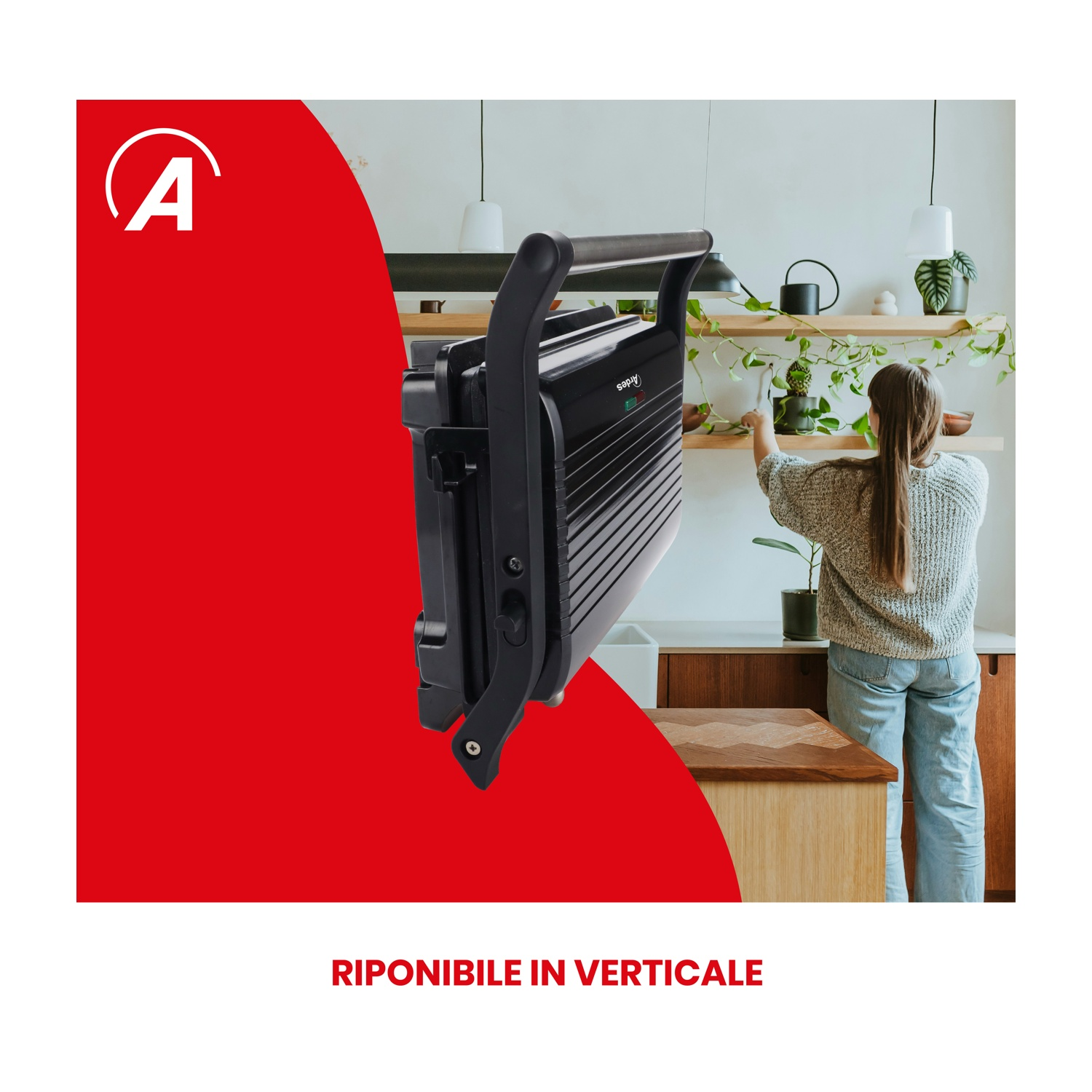Donna in cucina che usa una piastra per panini nera chiusa.