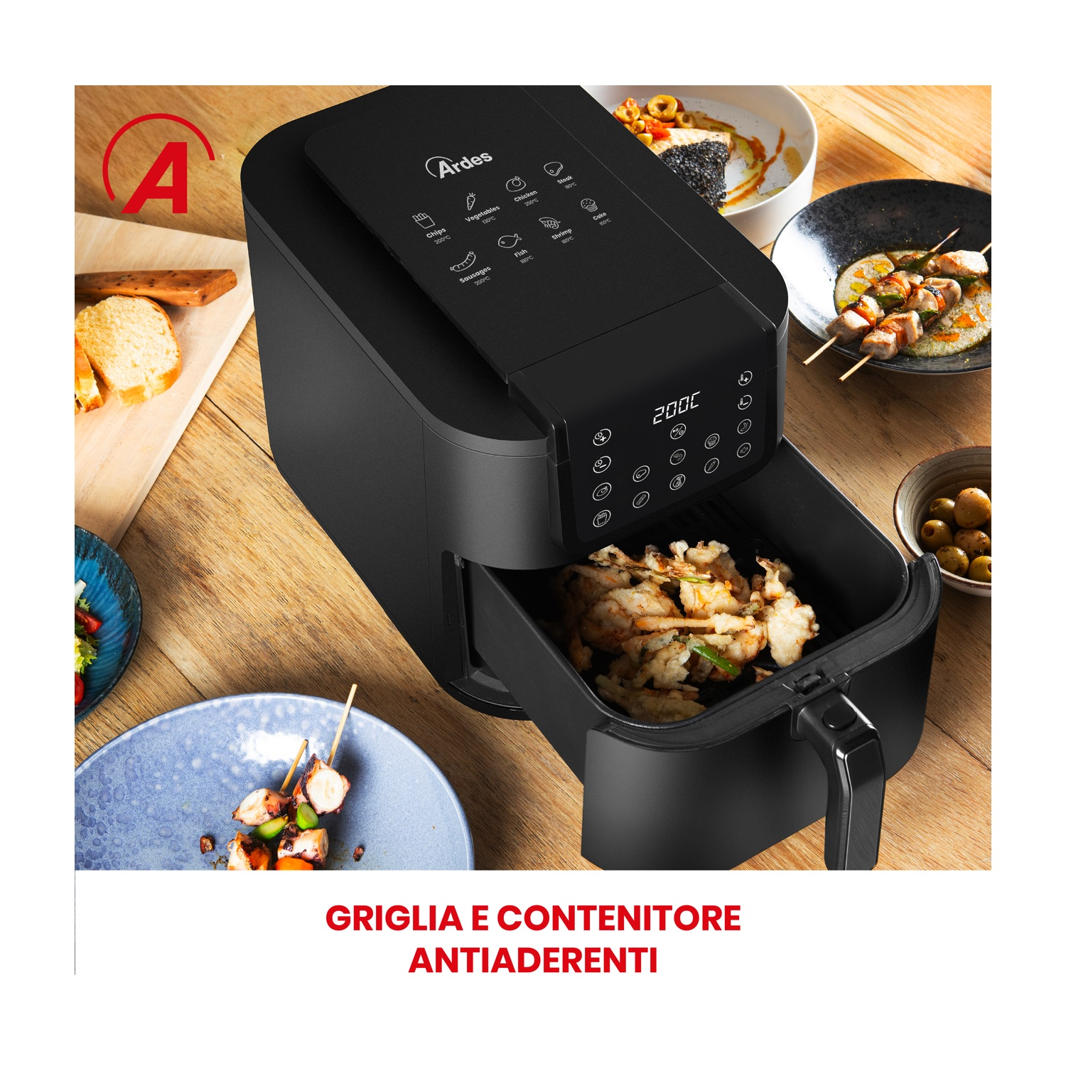 Friggitrice ad aria nera con cibo dentro, su un tavolo di legno, con altro cibo.