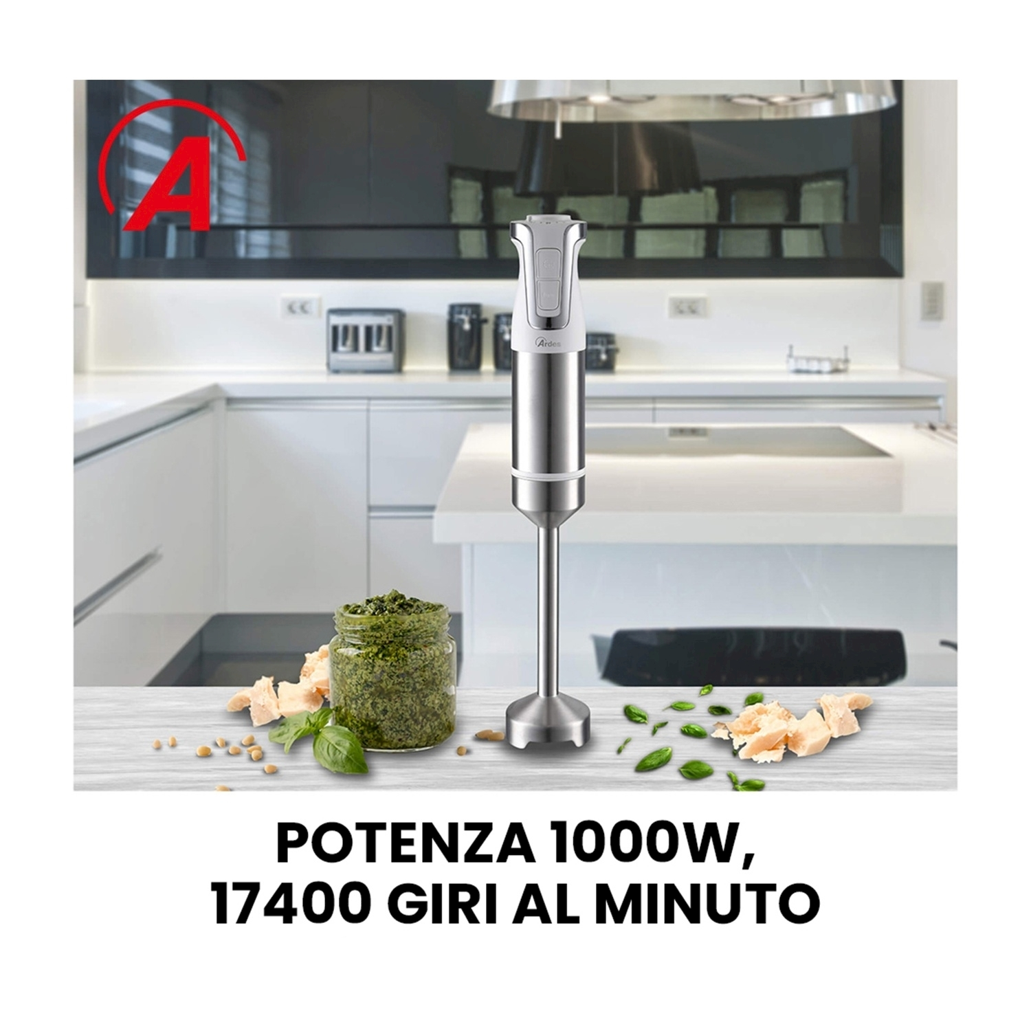 Frullatore a immersione argentato con pesto verde e ingredienti su un bancone. Testo in basso.