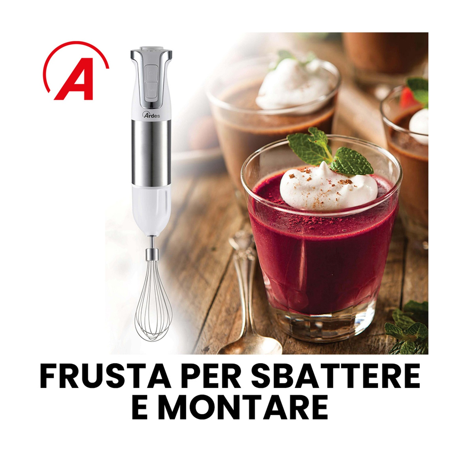 Un frullatore a immersione argentato con un accessorio frusta accanto a tre bicchieri di dessert.