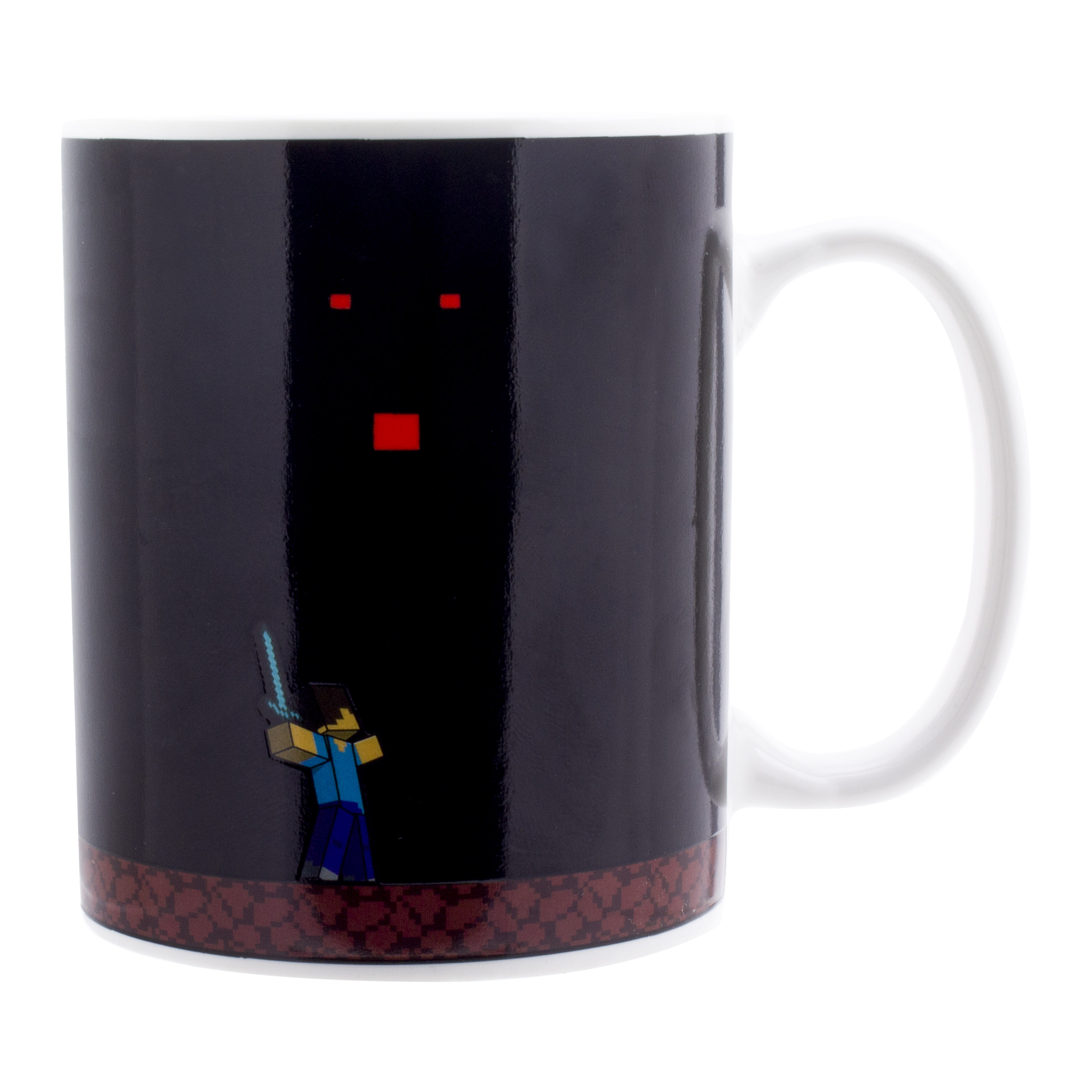 Minecraft-Tasse mit einer Figur, die ein Schwert hält und einer dunklen Gestalt mit roten Augen gegenübersteht.