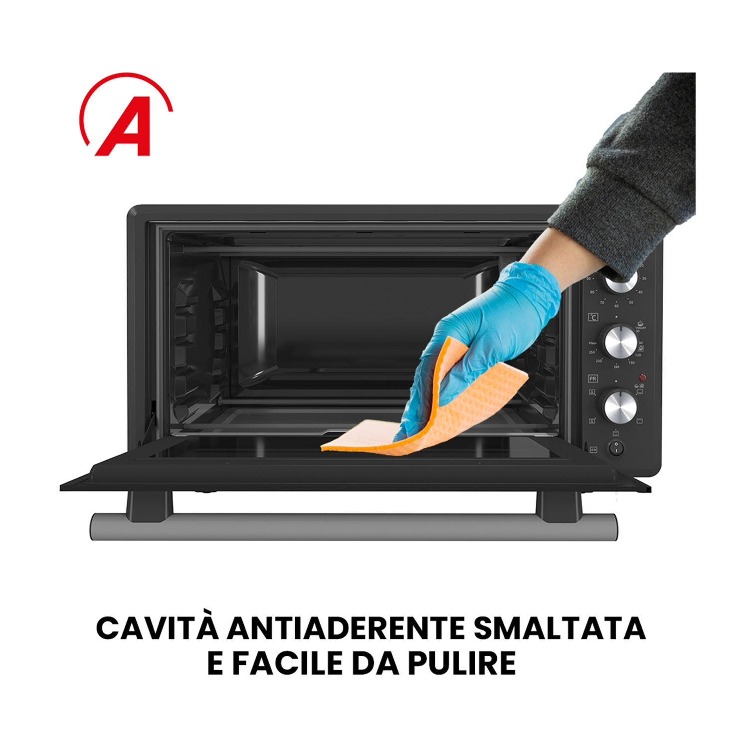Interno del forno con una mano che indossa guanti blu che pulisce l'interno con un panno arancione.
