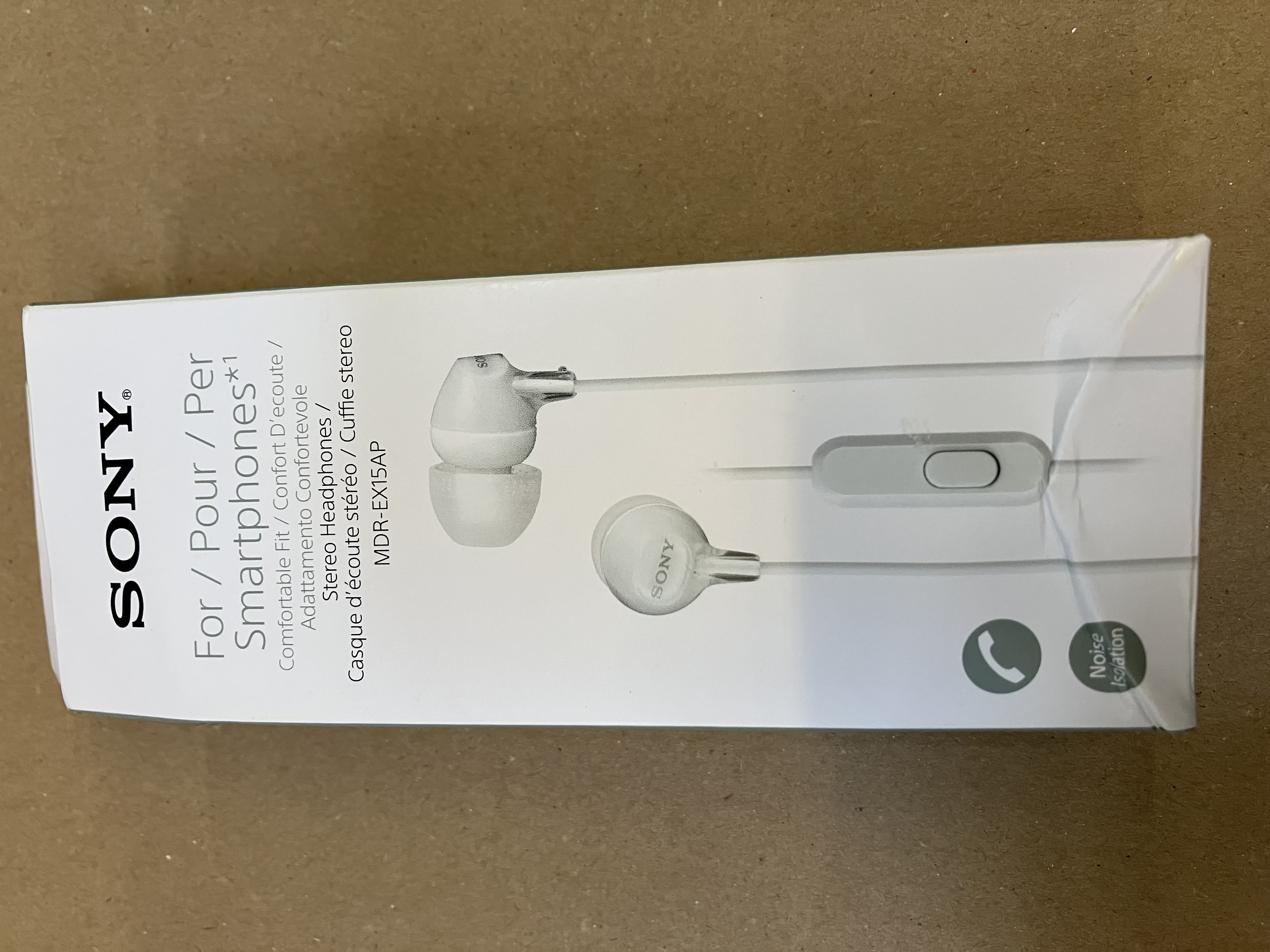 Białe słuchawki Sony w pudełku. Pudełko z logo Sony i szczegółami produktu w wielu językach.