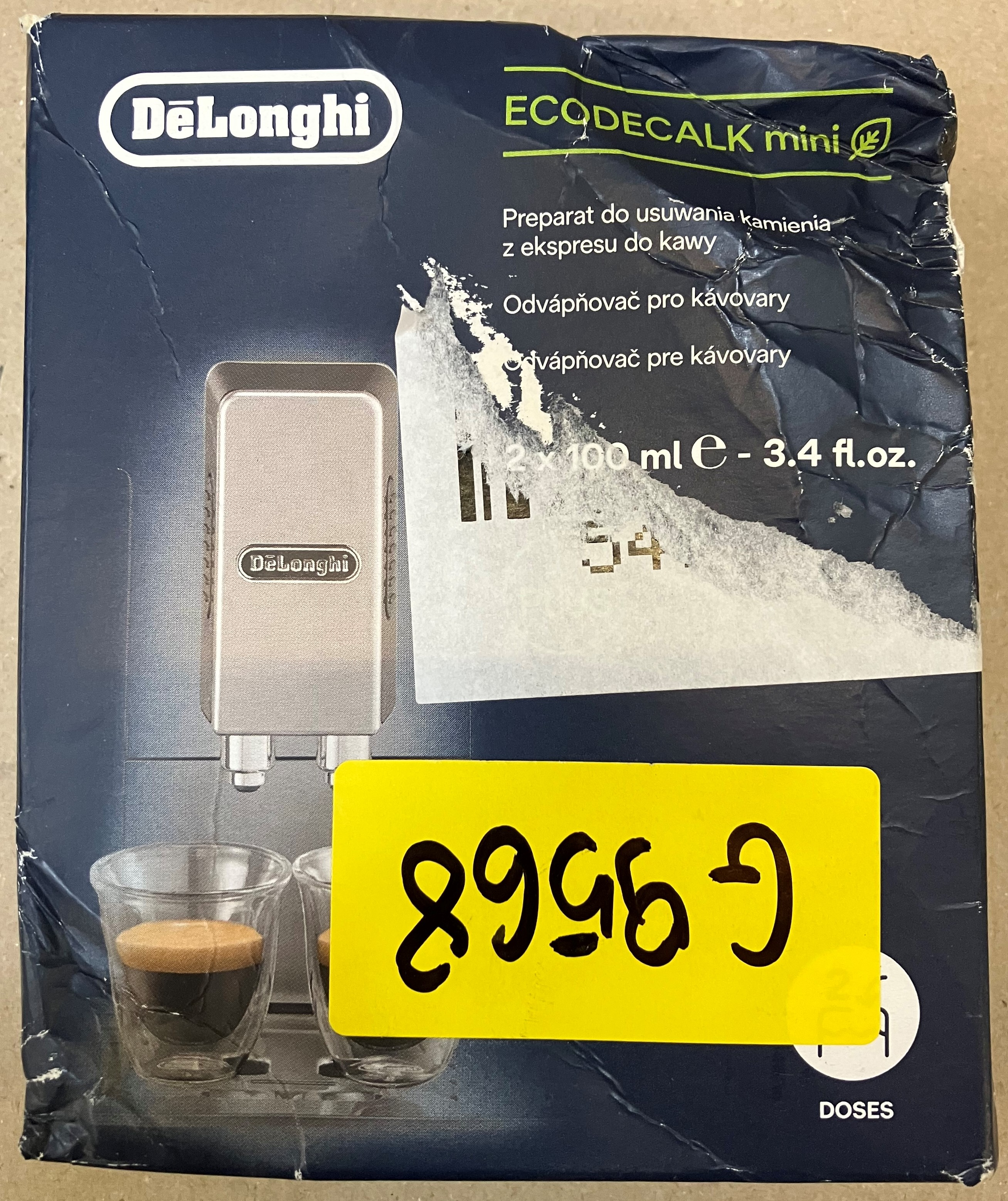 Pudełko DeLonghi ECODECALK mini. Zawiera dwie butelki roztworu odkamieniającego. Są dwie filiżanki do espresso.