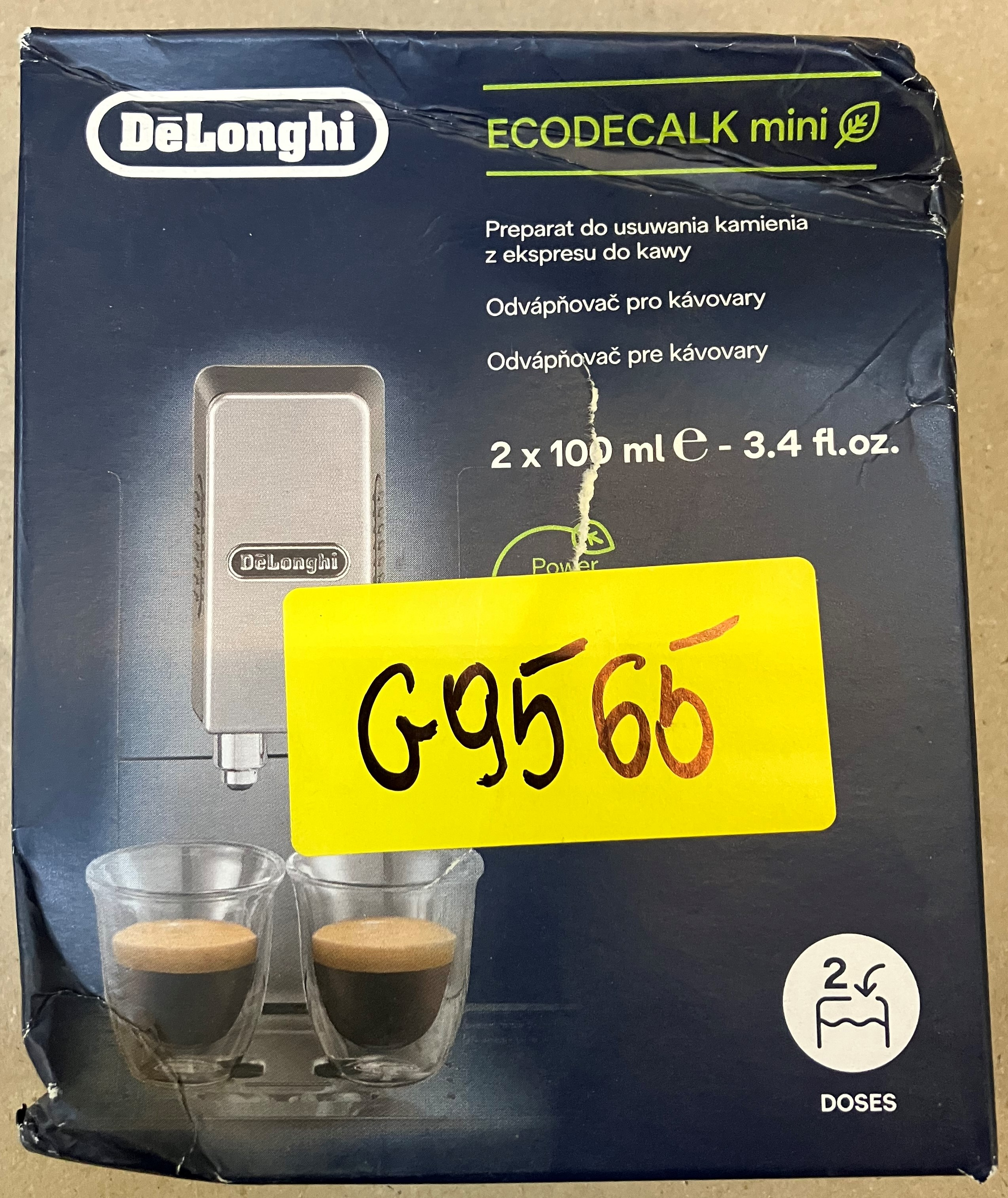 Pudełko DeLonghi ECODECALK mini. Zawiera dwie butelki roztworu odkamieniającego. Są dwie filiżanki do espresso.
