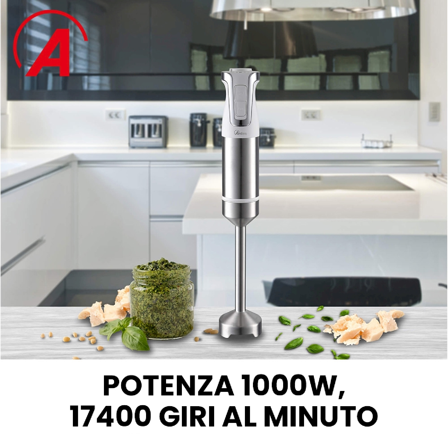 Frullatore a immersione argento e bianco con pesto e parmigiano.