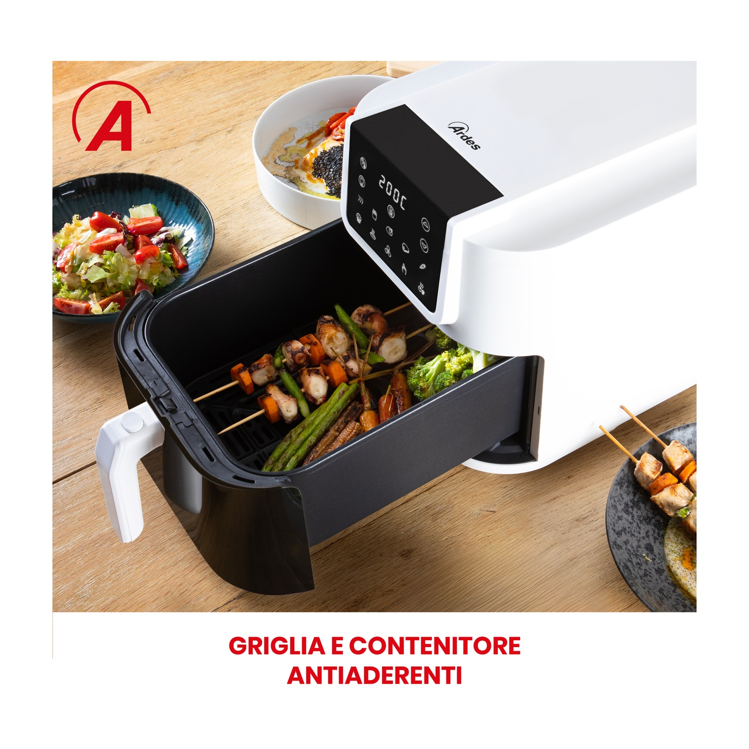 Friggitrice ad aria con spiedini di cibo e verdure su un tavolo di legno.