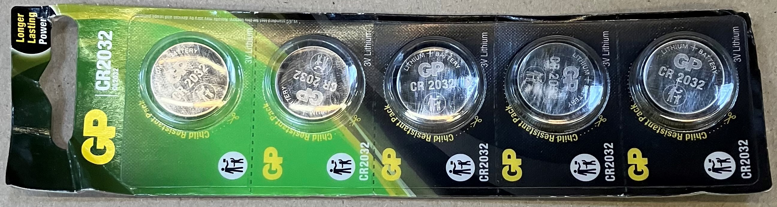Blister z pięcioma bateriami CR2032.