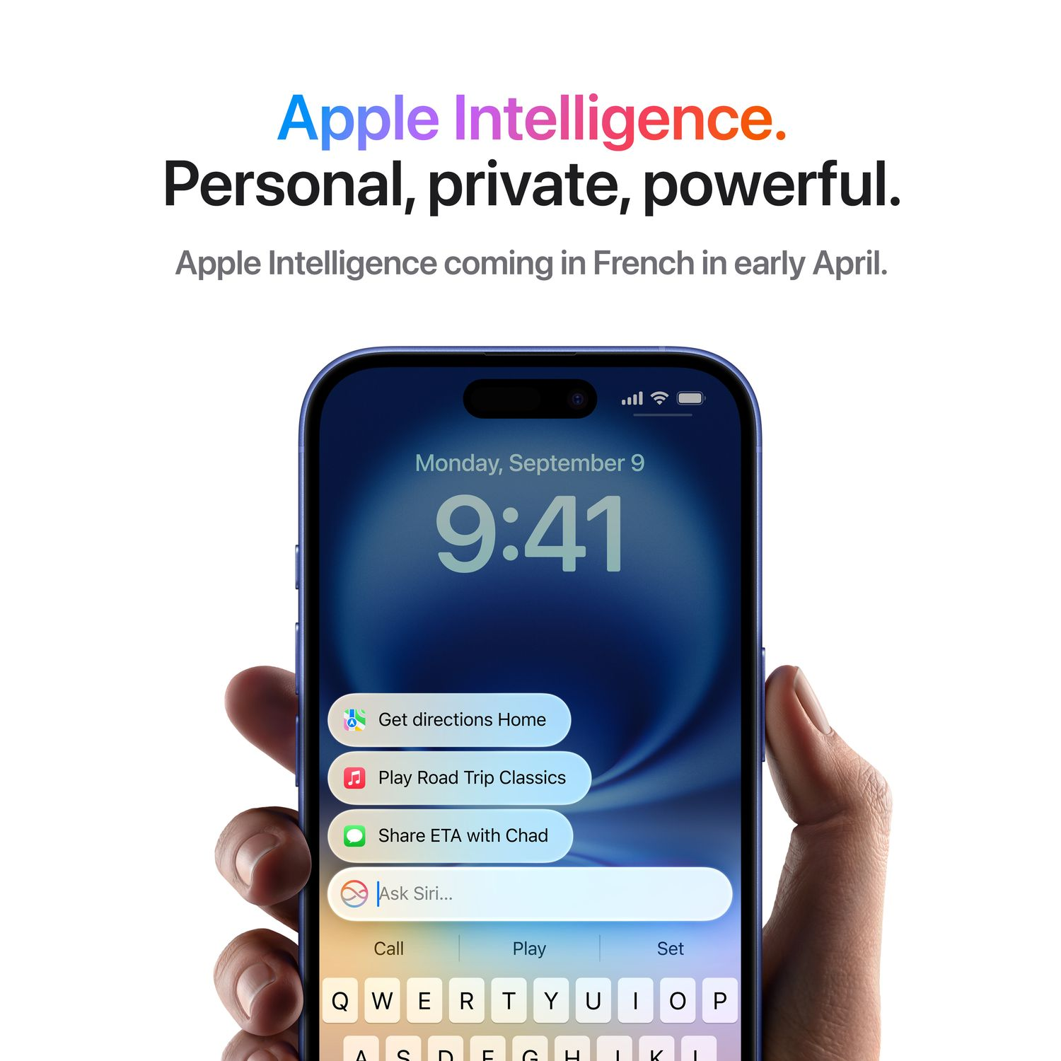 Een hand die een blauwe telefoon vasthoudt, met een vergrendelscherm met app-pictogrammen.