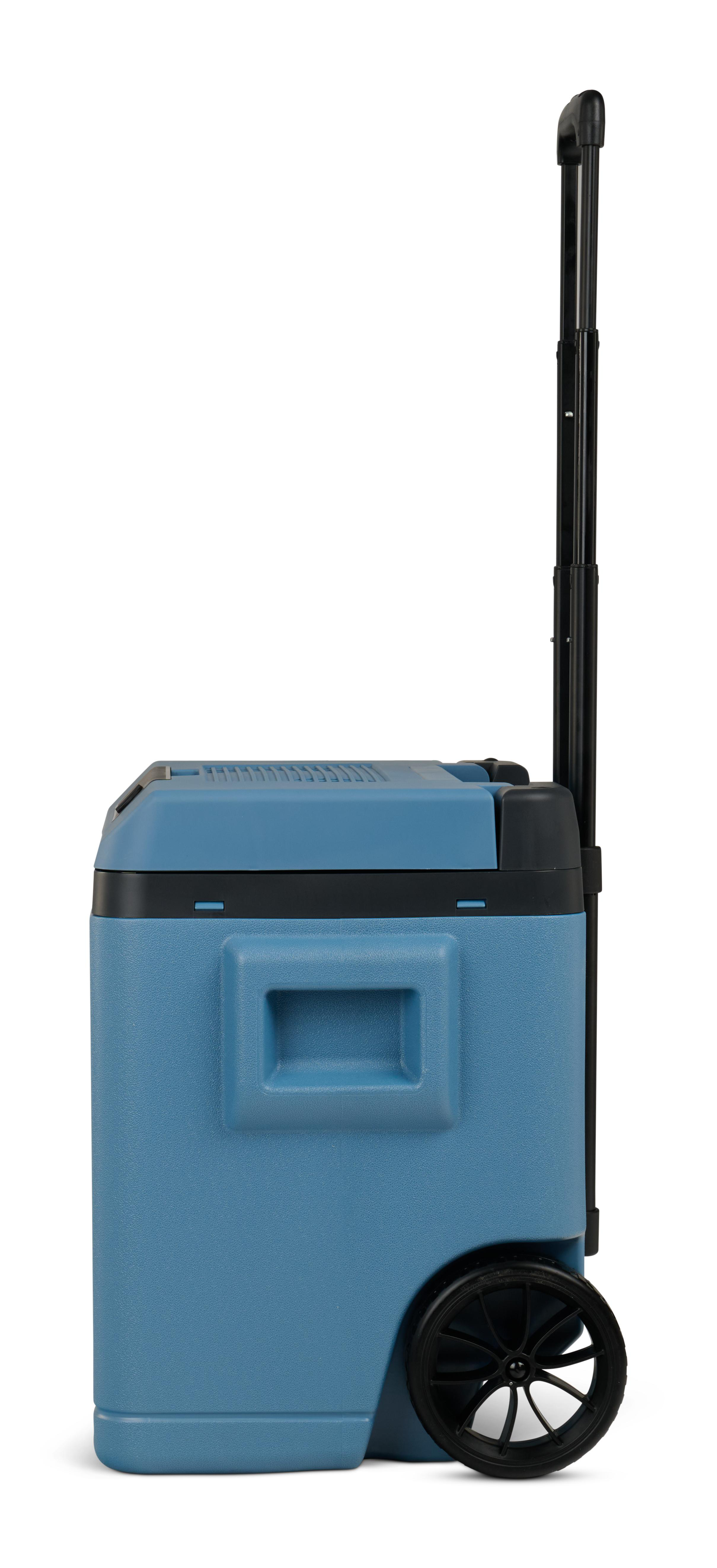 Eine blaue Kühlbox auf Rädern und mit einem Griff, isoliert auf Weiß.