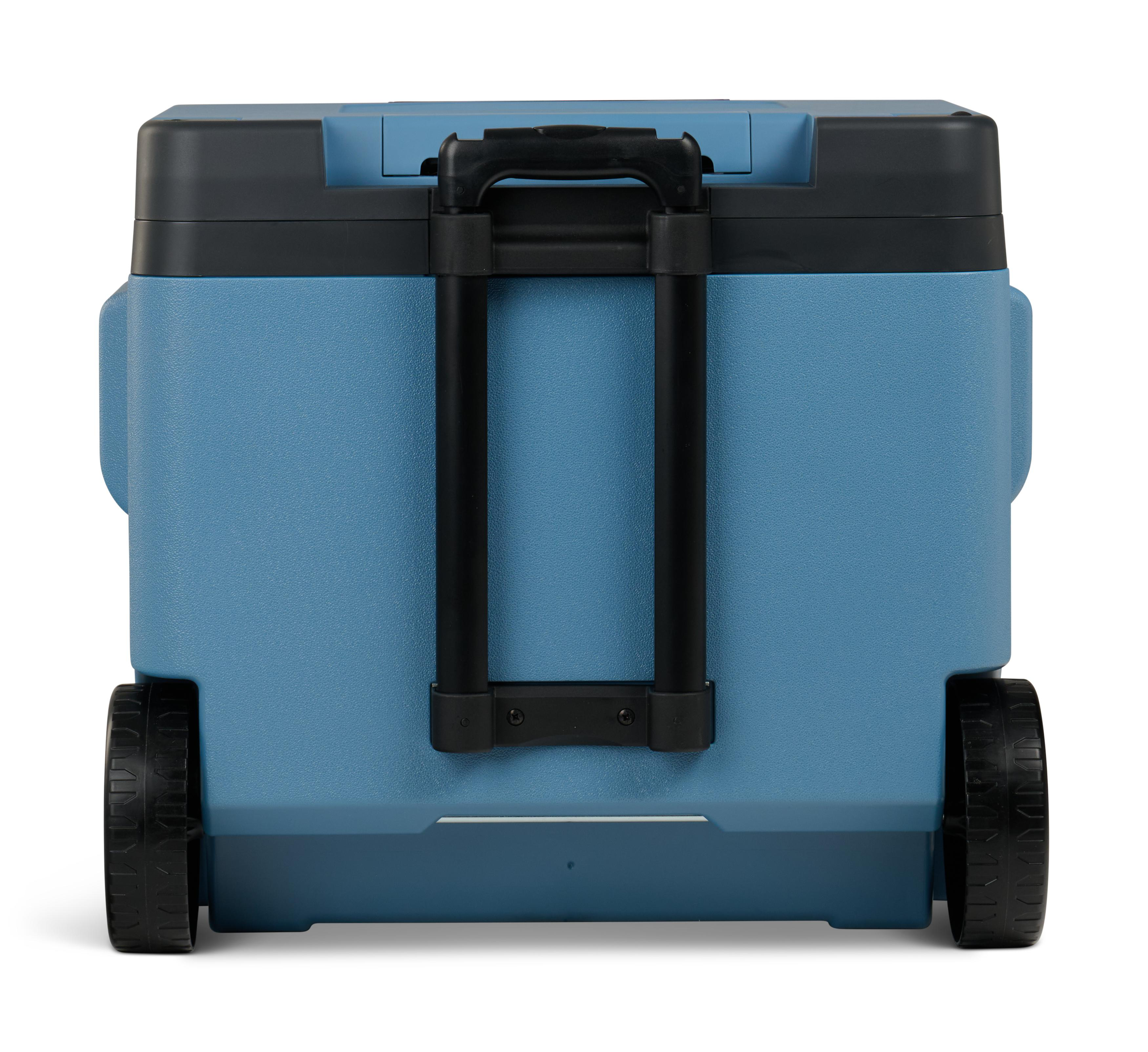 Eine blaue Kühlbox auf Rädern. Der Kühler hat einen Griff und Räder an der Unterseite.