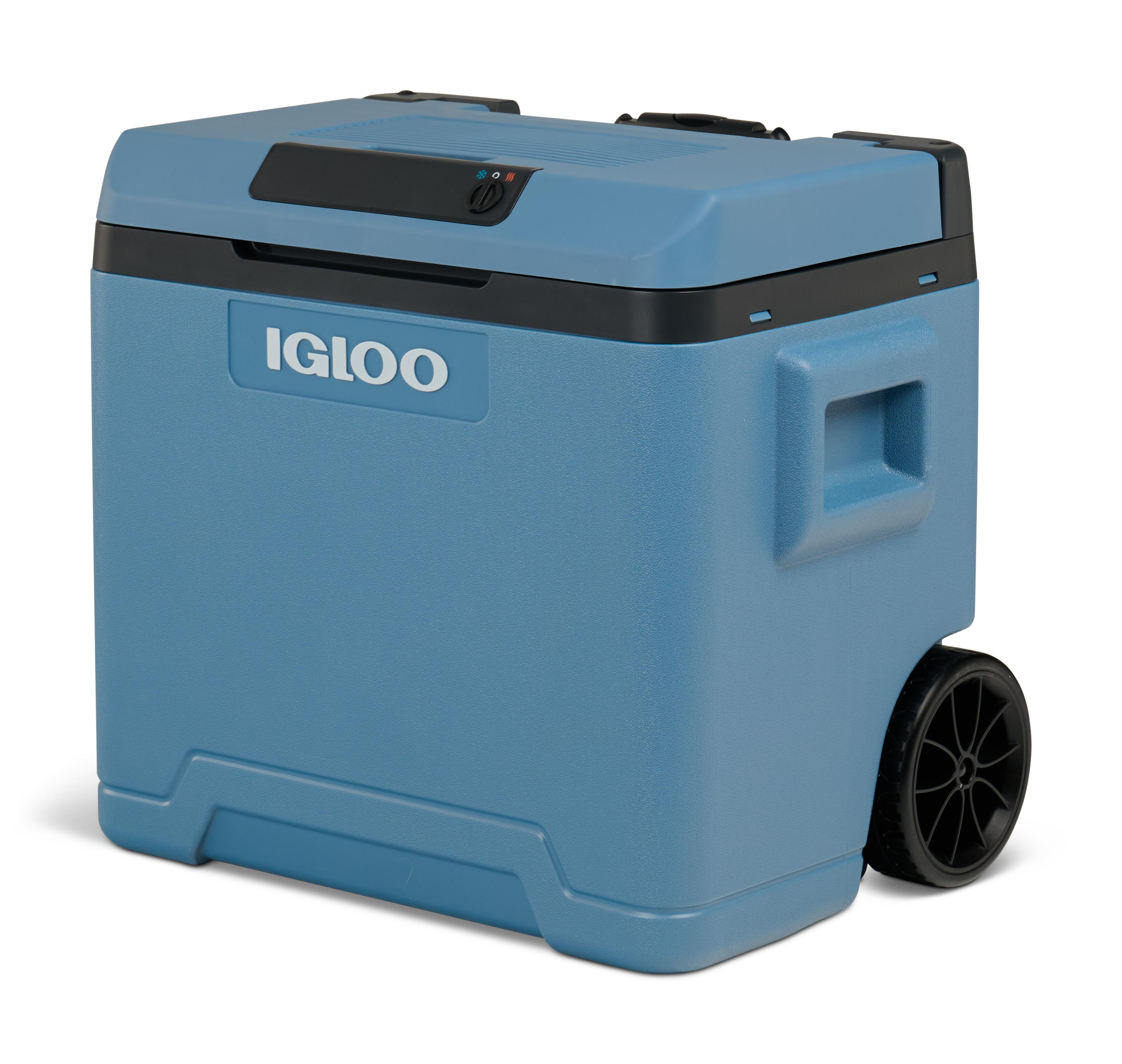 Blauer Igloo-Kühler mit Rädern und Griff, freigestellt auf Weiß.