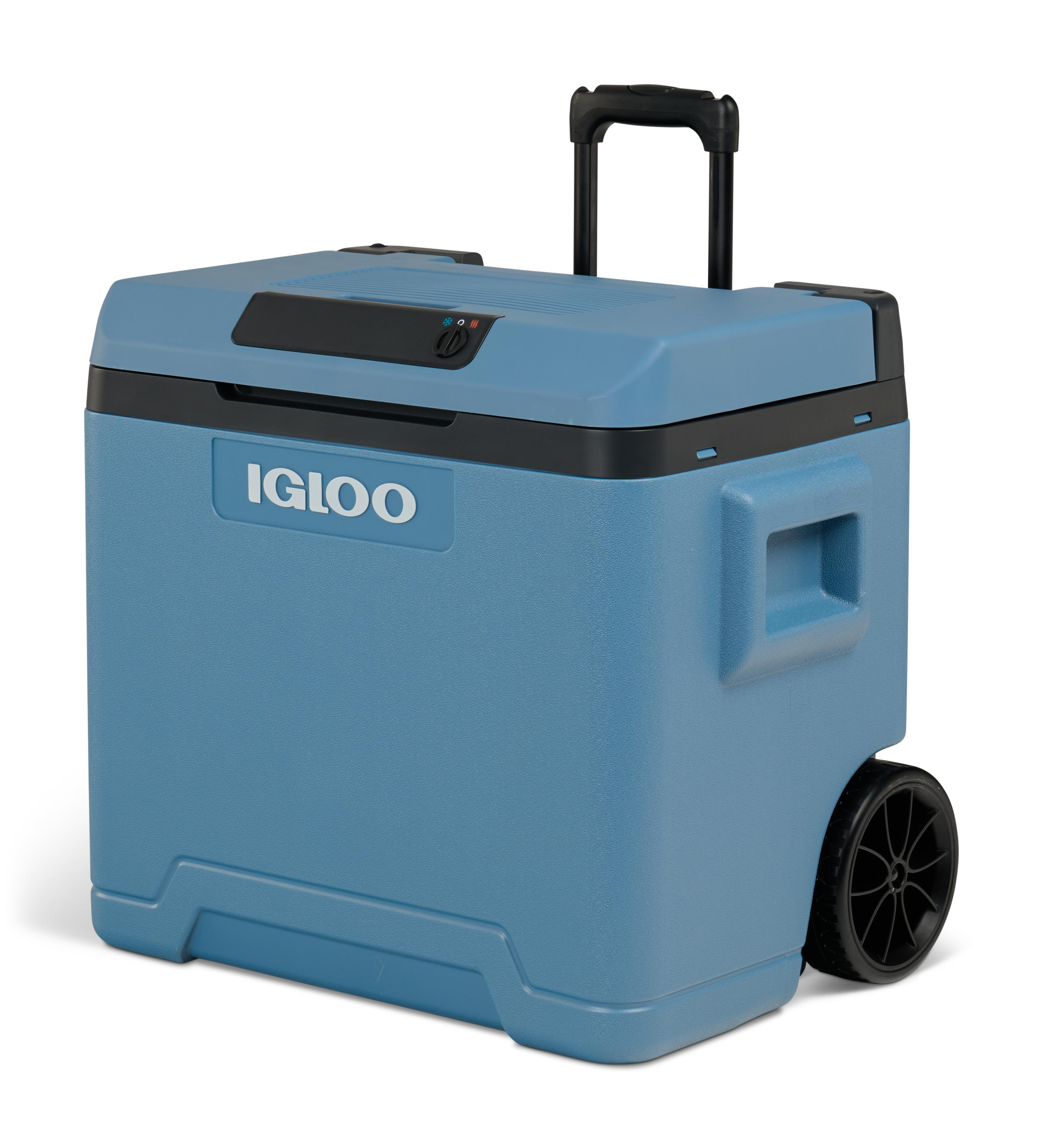 Blauer Igloo-Kühler mit Rädern und Griff auf weißem Hintergrund.