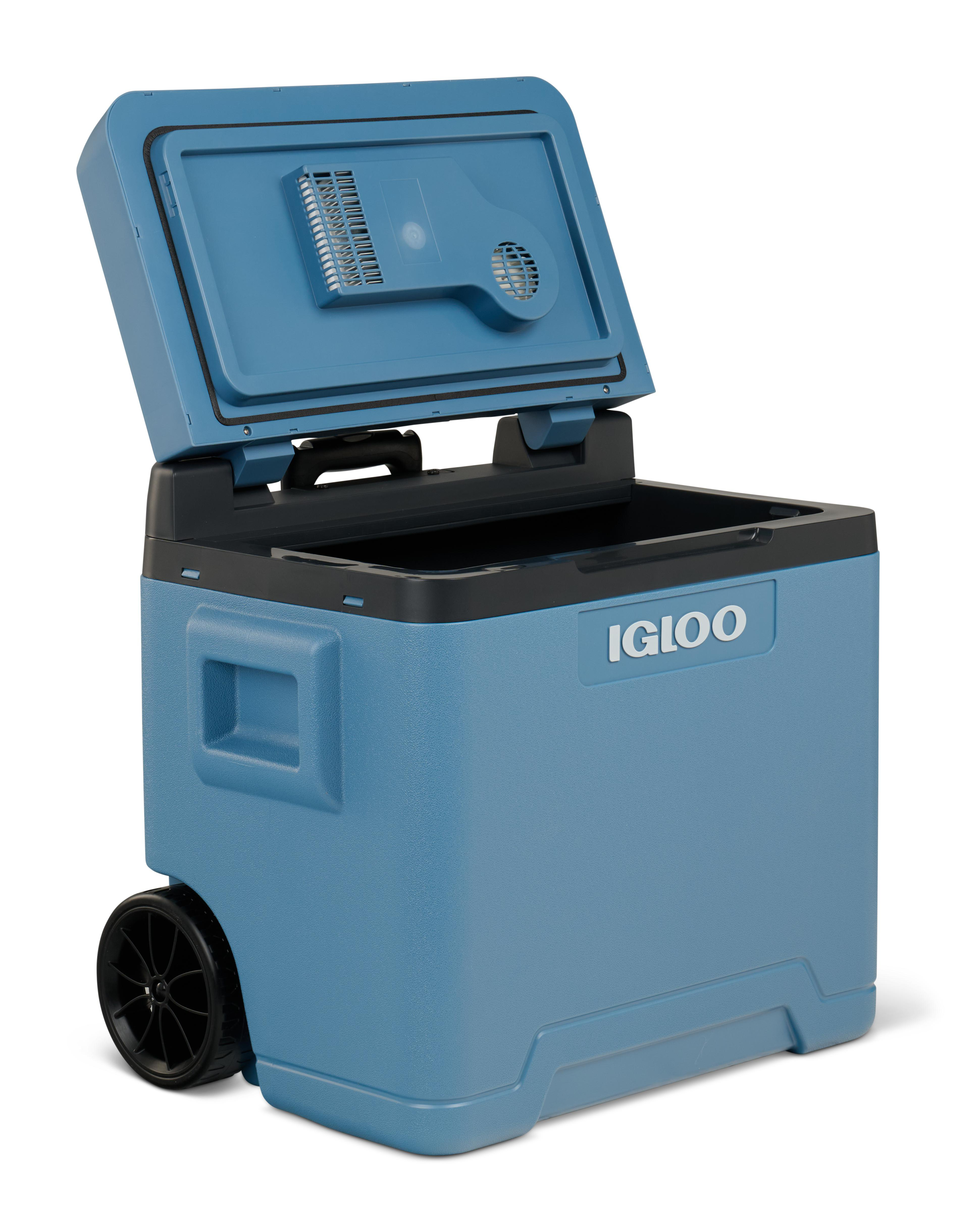 Eine blaue Igloo-Kühlbox mit offenem Deckel, die das Innere freigibt. Sie hat Räder und einen Griff.