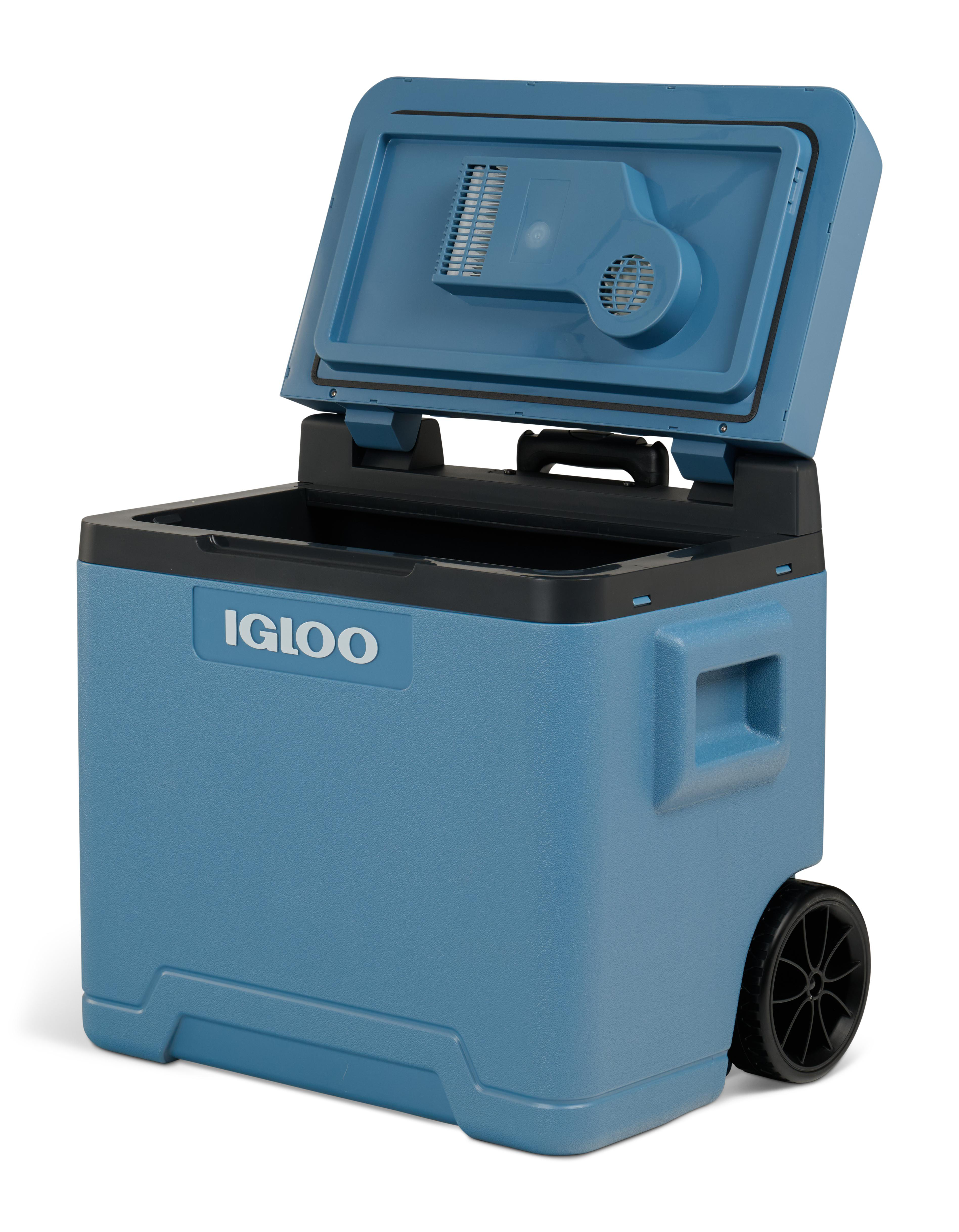 Blauer Igloo-Kühler mit offenem Deckel, Rädern und schwarzem Griff. Das Igloo-Logo ist sichtbar.