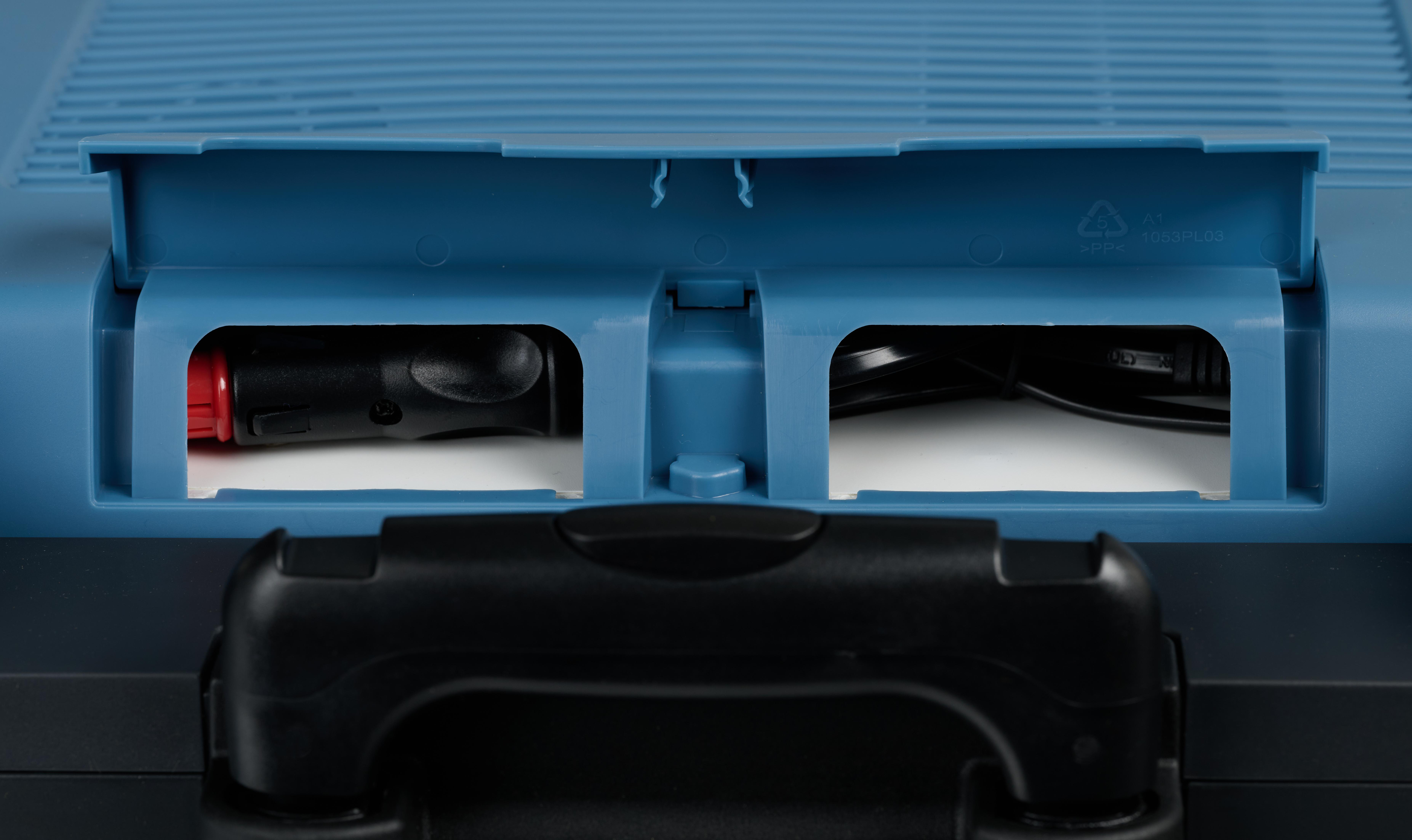Ein schwarz-blaues Gehäuse mit zwei Fächern, eines mit Stecker, das andere leer.