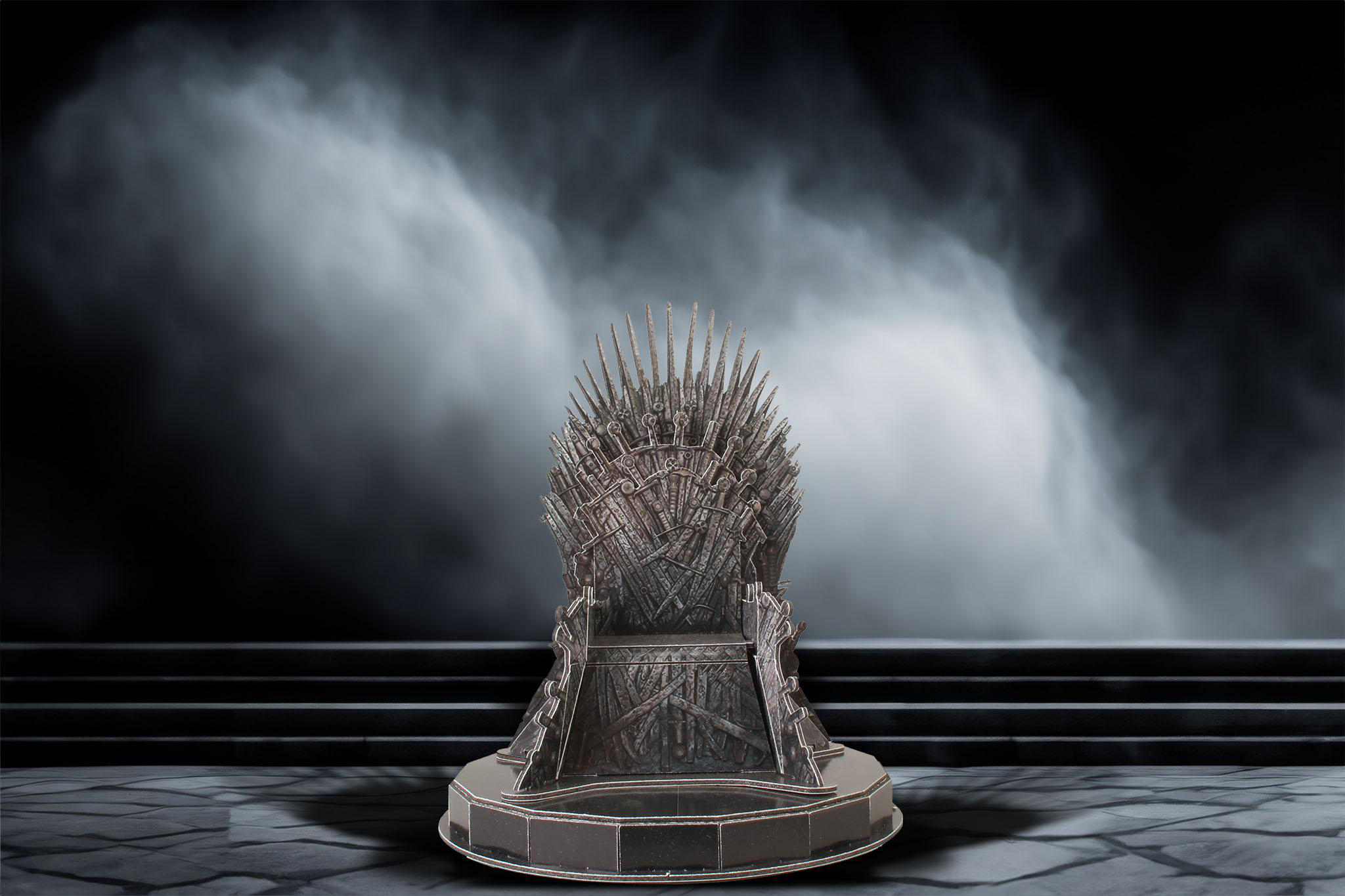 Eiserner Thron aus Game of Thrones, aus Schwertern, vor dunklem Hintergrund.
