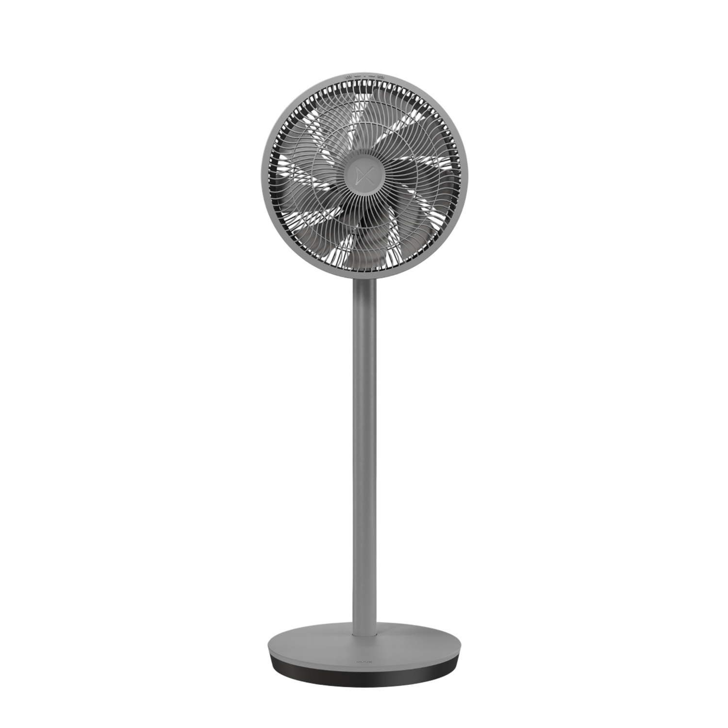 Grijze staande ventilator op een zwarte achtergrond, met een ronde voet en ventilator.