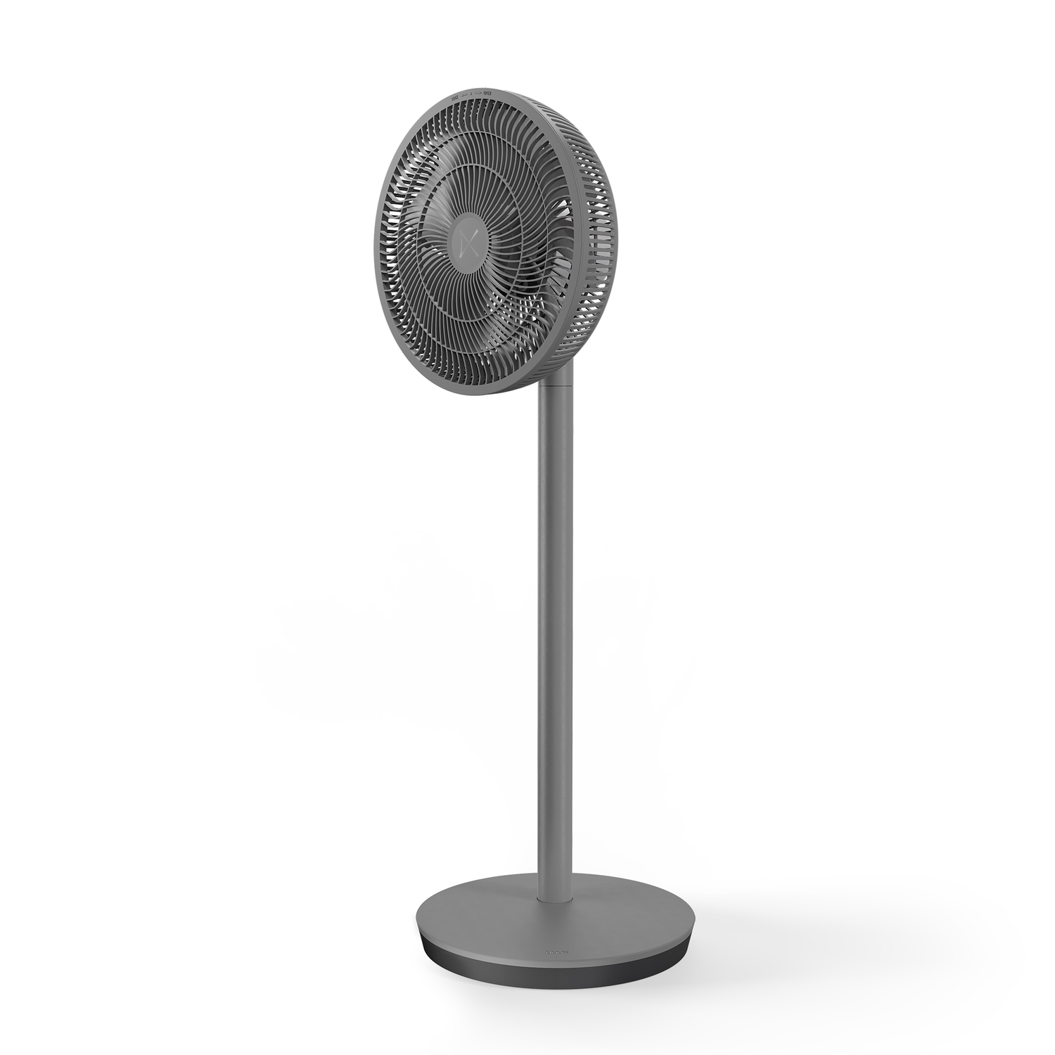 Grijze vloerventilator op een witte achtergrond.