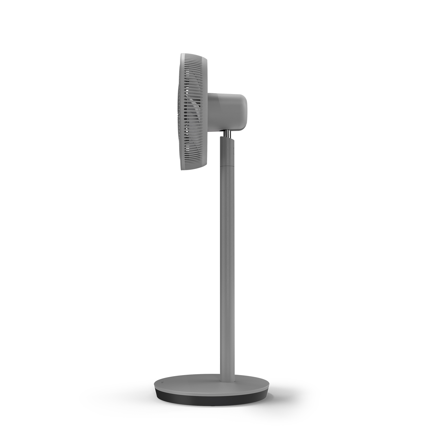 Een grijze staande ventilator, van de zijkant gezien, tegen een witte achtergrond.