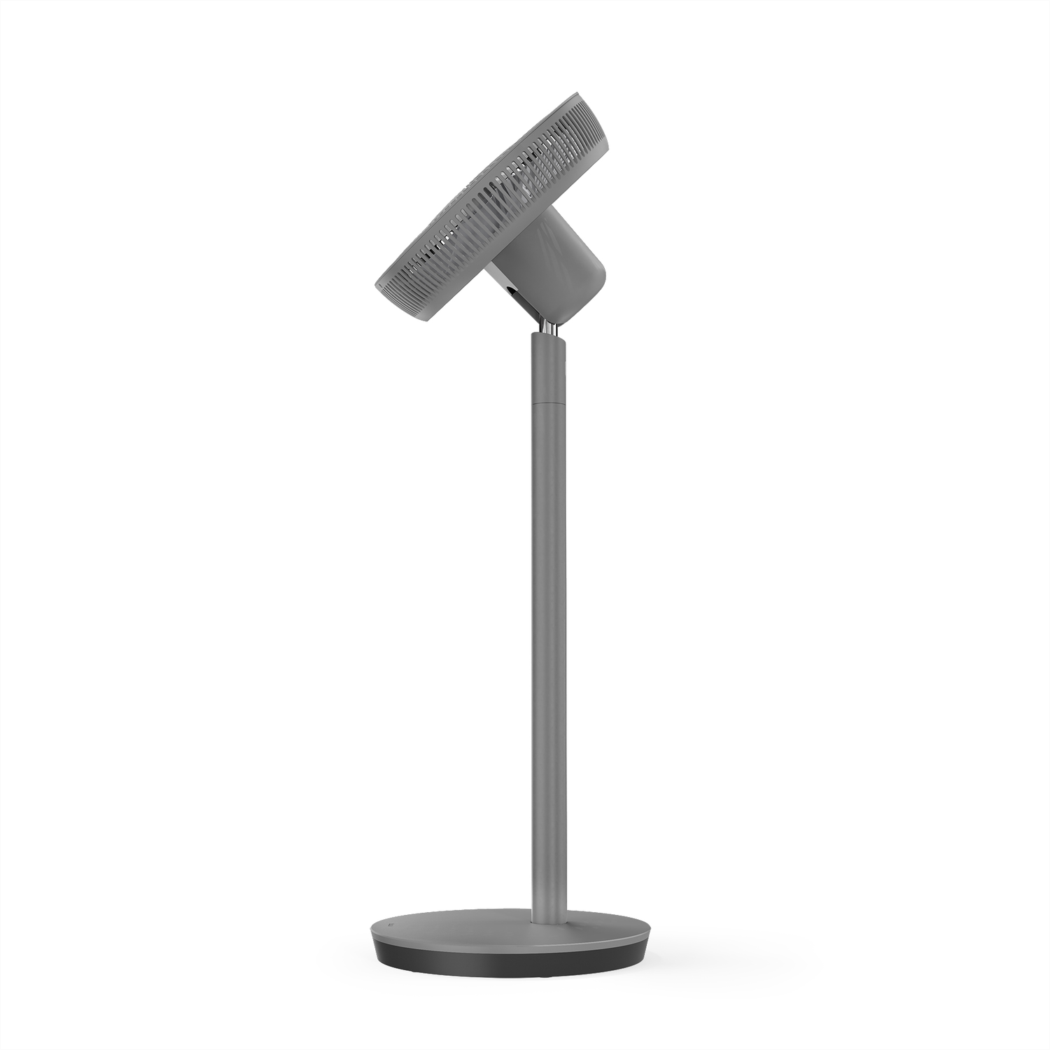 Een grijze staande ventilator op een witte achtergrond. De ventilator is naar boven gekanteld. De basis is rond en zwart.