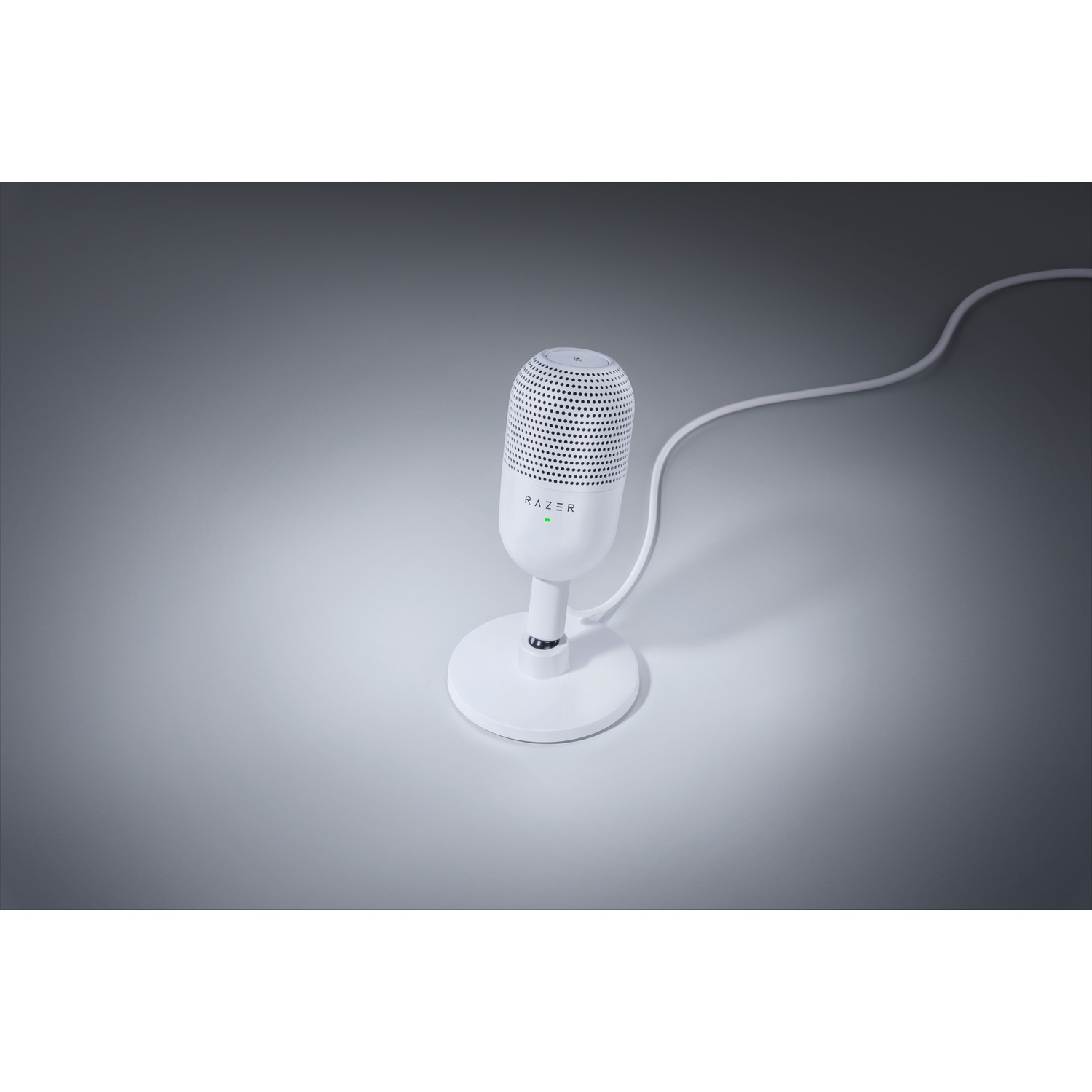 Witte microfoon op een witte standaard, op een grijze ondergrond.