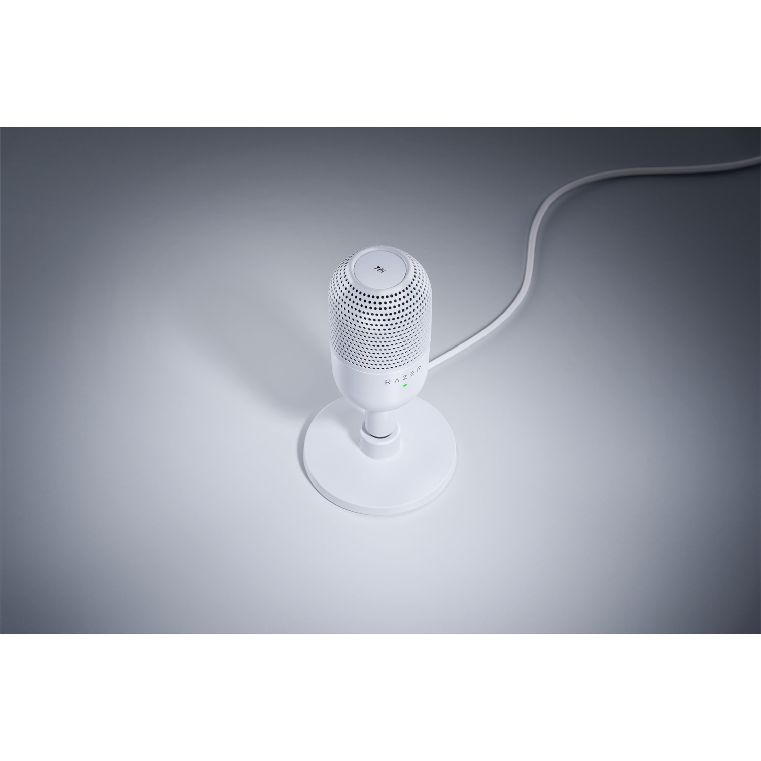 Witte Razer microfoon op een witte standaard, met een kabel.