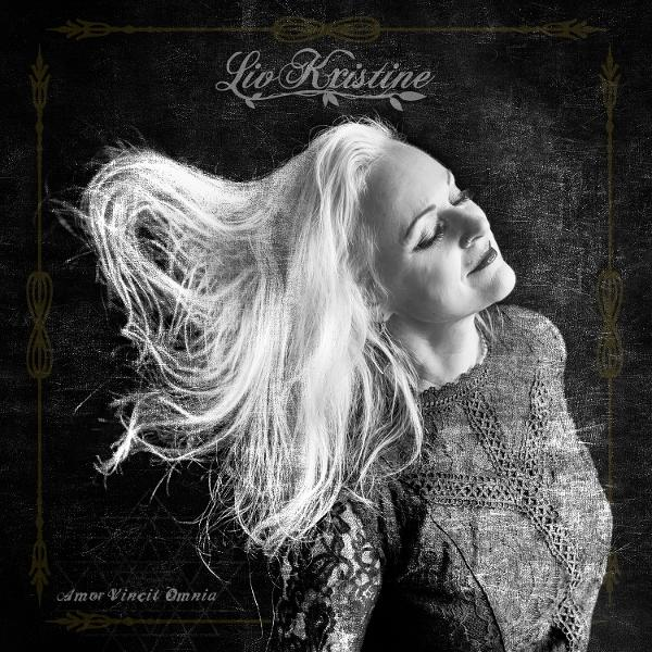 Schwarz-Weiß-Albumcover einer Frau mit fließendem Haar. Titel: 'Lio Kristine Amor Vincit Omnia'.