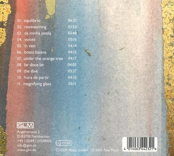 Eine CD-Album-Rückseite mit Titelliste und Kontaktinformationen.