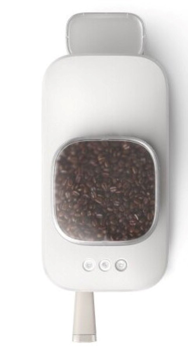 Biały pojemnik na ziarna kawy z przezroczystym oknem pokazującym ziarna i trzema przyciskami poniżej.