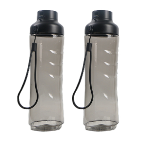 Zwei Wasserflaschen mit schwarzen Deckeln und schwarzen Riemen. Sie sind transparent.
