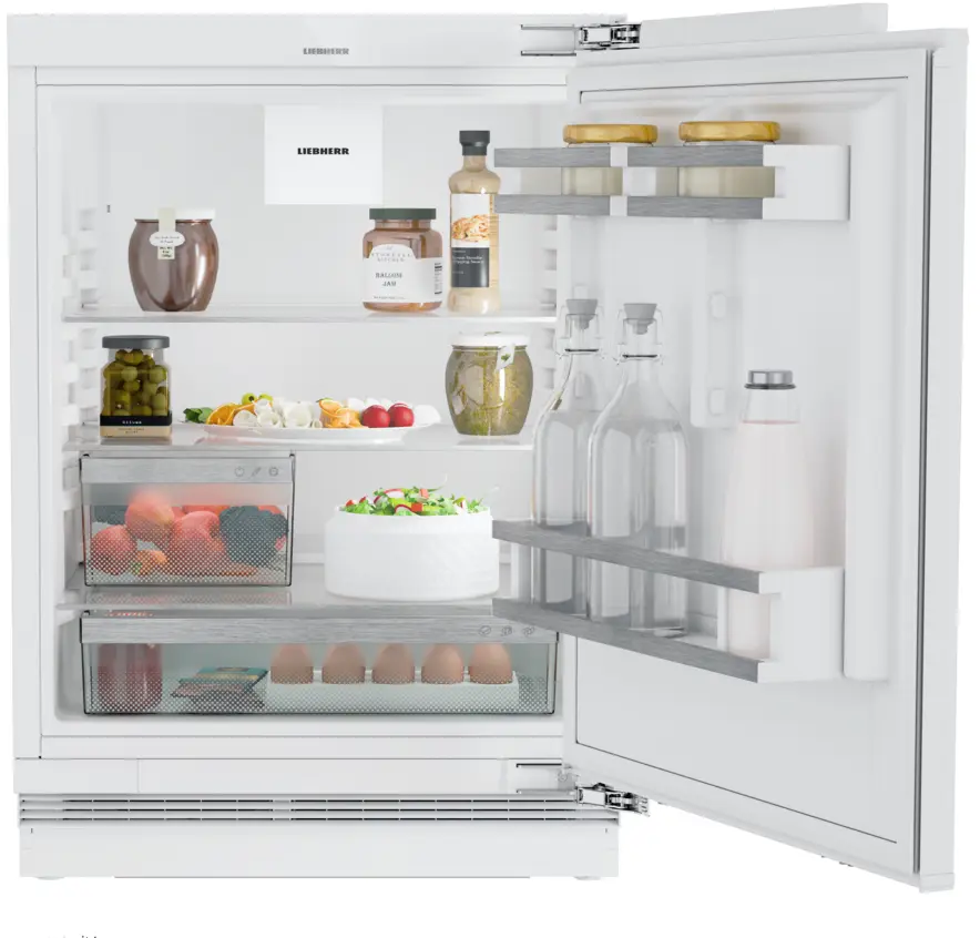 Ein Kühlschrank mit offener Tür. Im Inneren befinden sich Regale mit Lebensmitteln, darunter Gläser, Eier und frisches Gemüse.