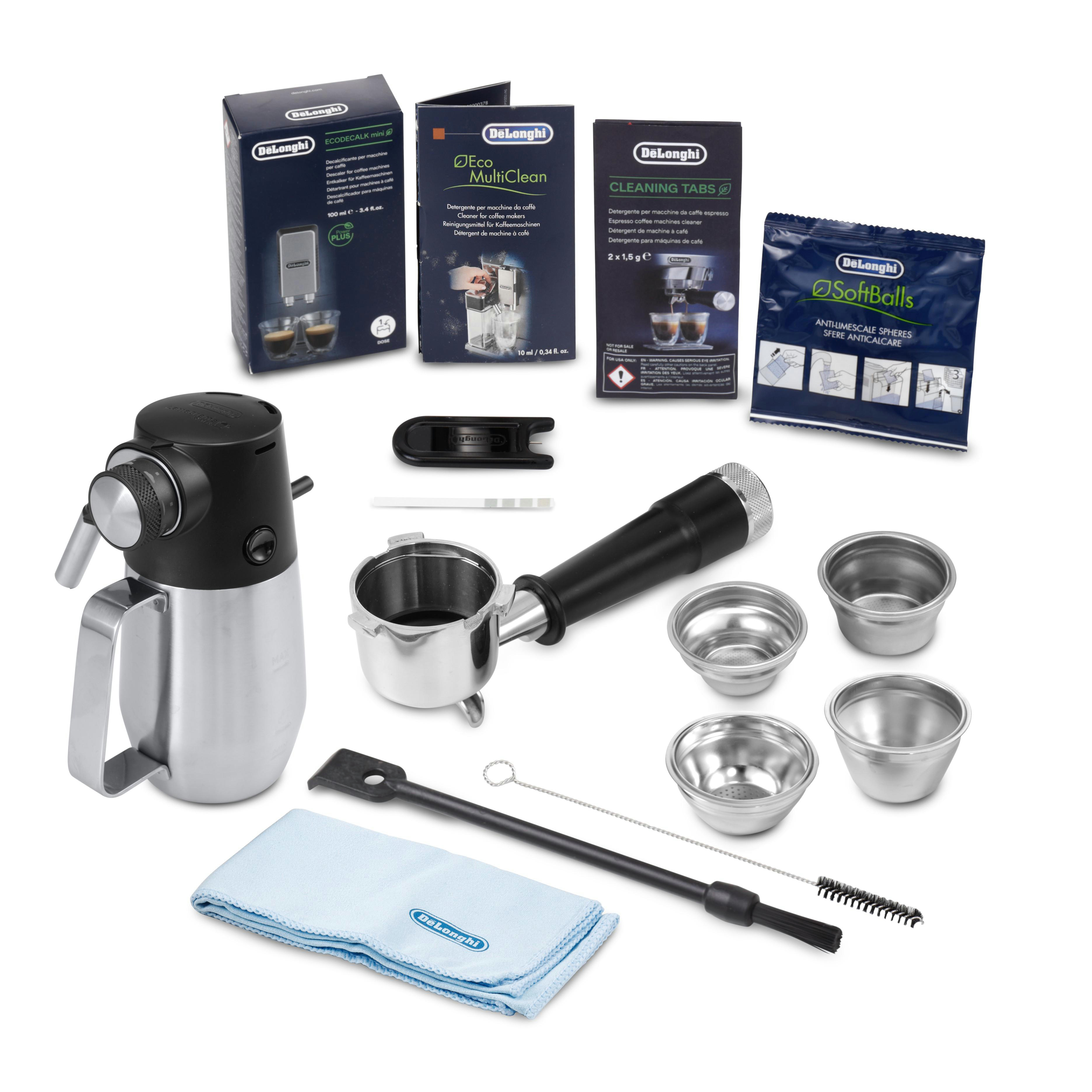Eine Sammlung von Reinigungsartikeln für Kaffeemaschinen, darunter ein Milchaufschäumer und Reinigungstabletten.