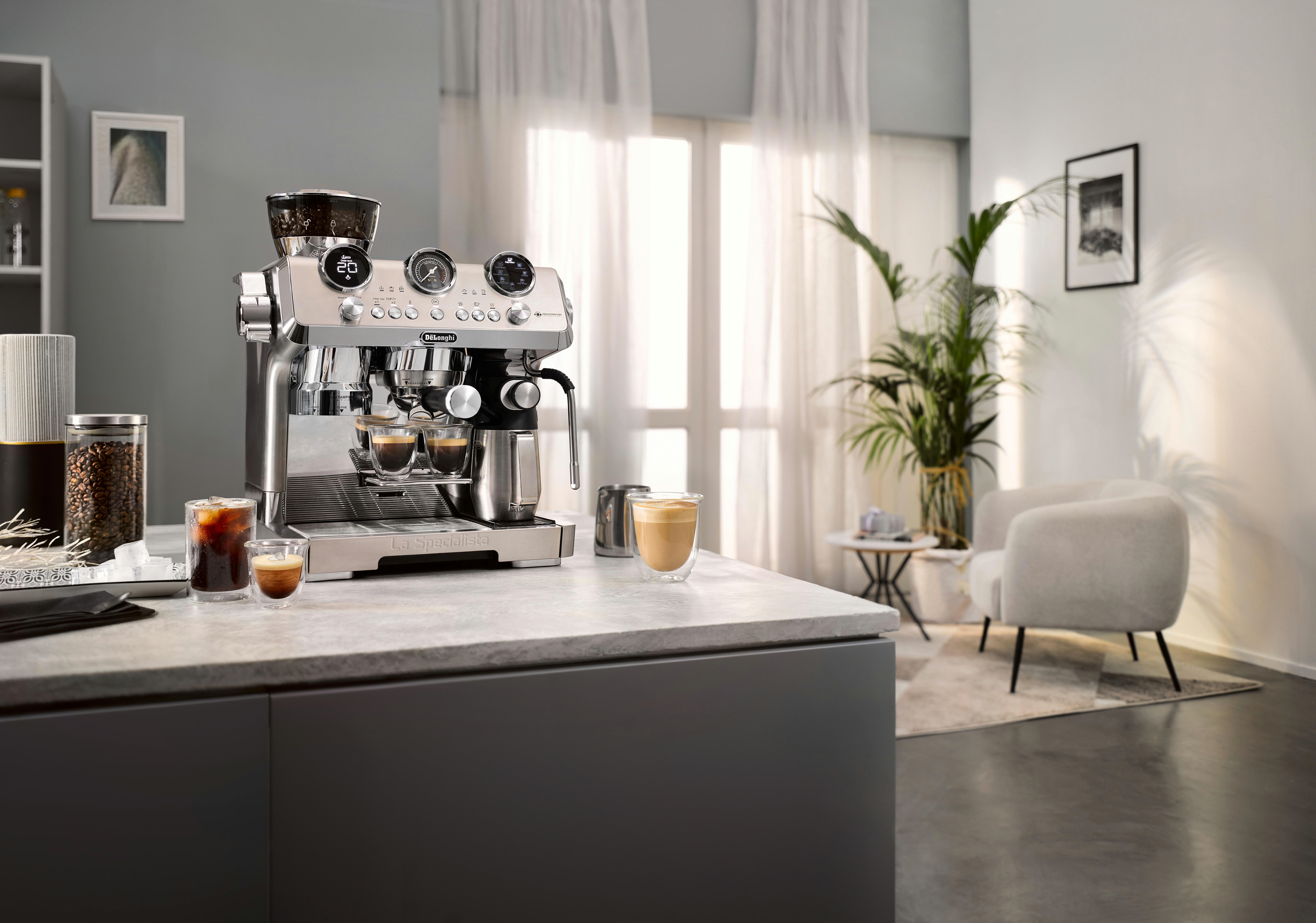Espressomaschine auf einer Arbeitsplatte mit zwei Kaffees. Küchenhintergrund mit Dekor.