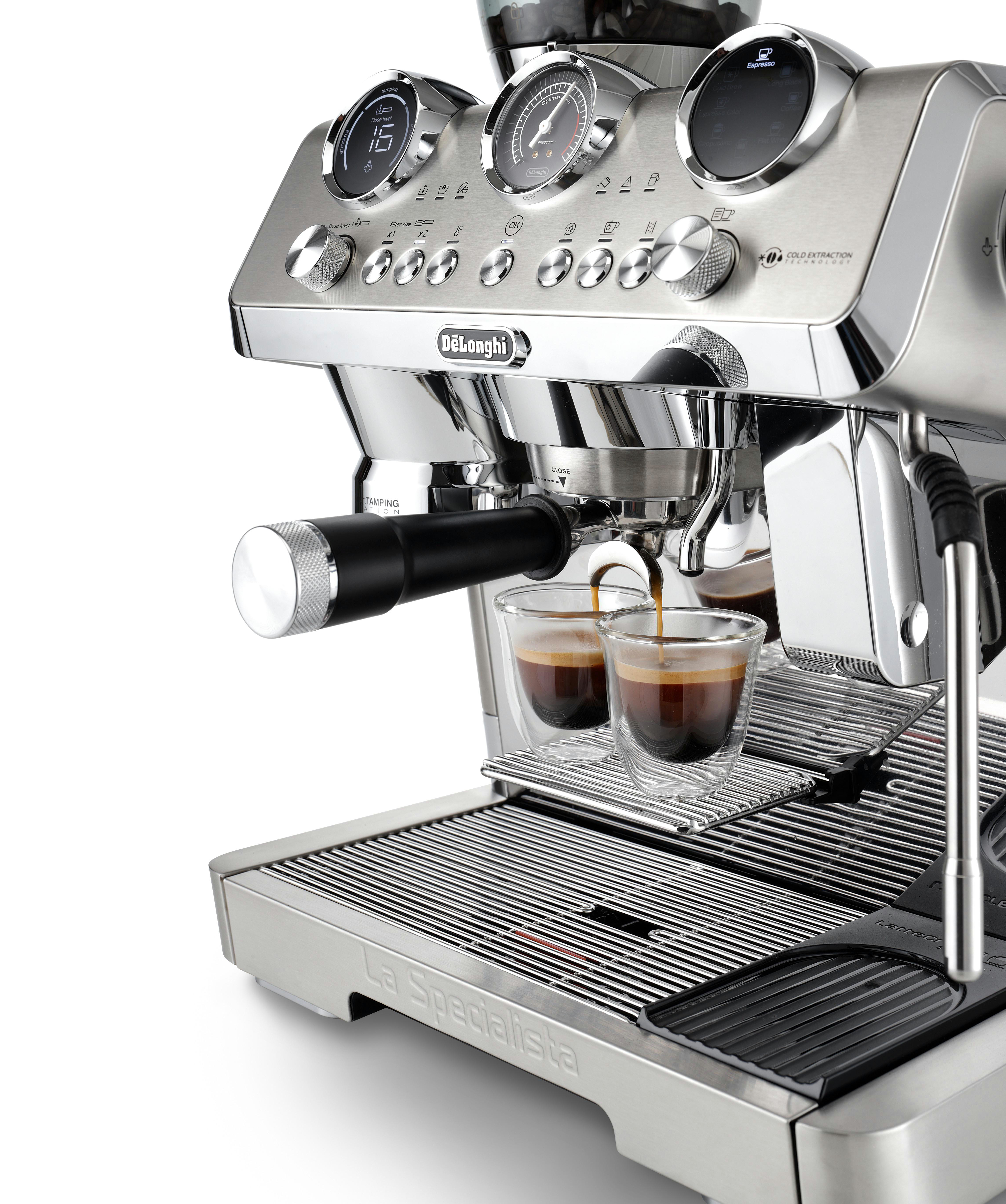 Espressomaschine aus Edelstahl, zwei Gläser füllen sich mit Kaffee. Bedienelemente und ein Display sind sichtbar.