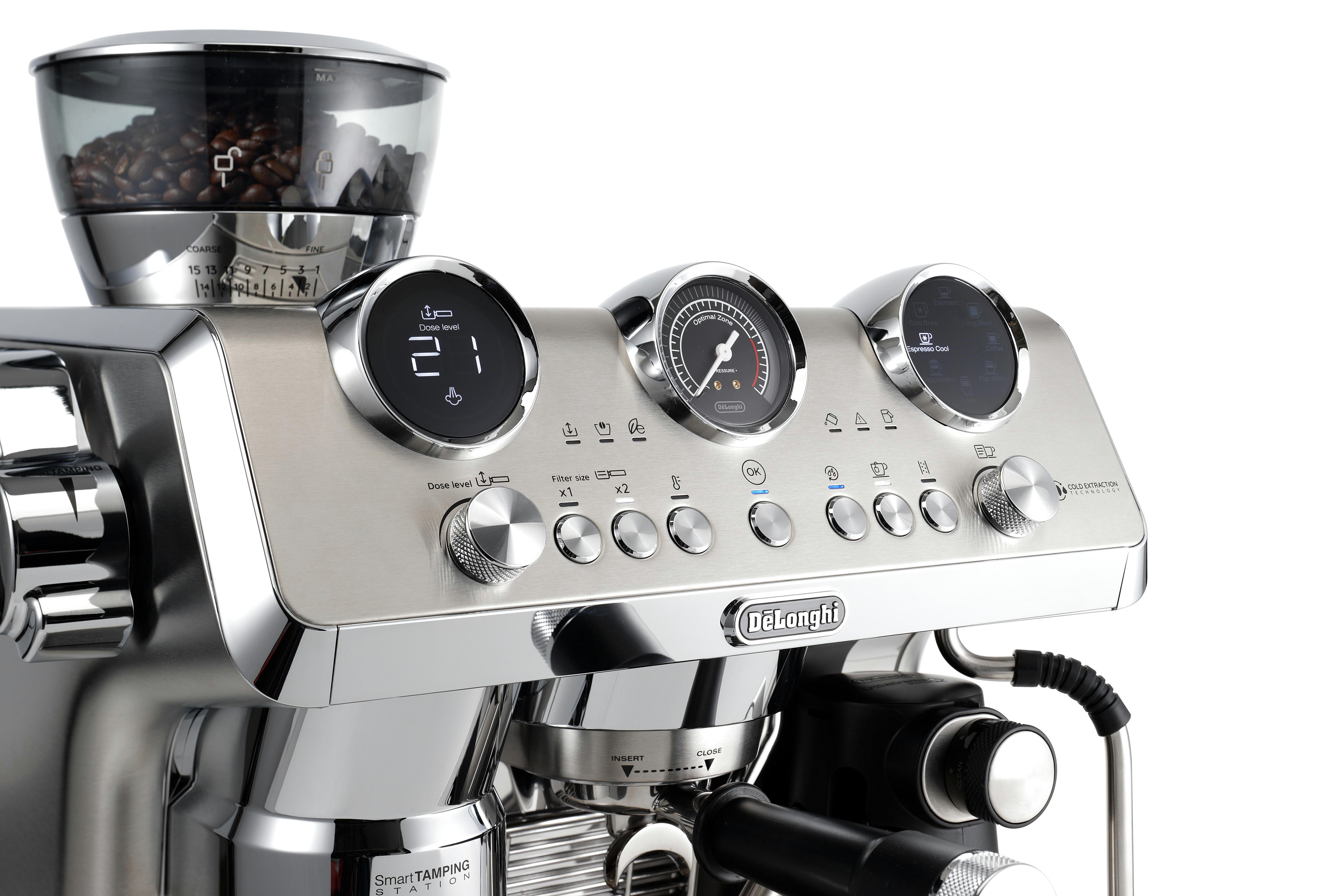 Nahaufnahme einer Kaffeemaschine aus Edelstahl mit Digitalanzeigen und Knöpfen.