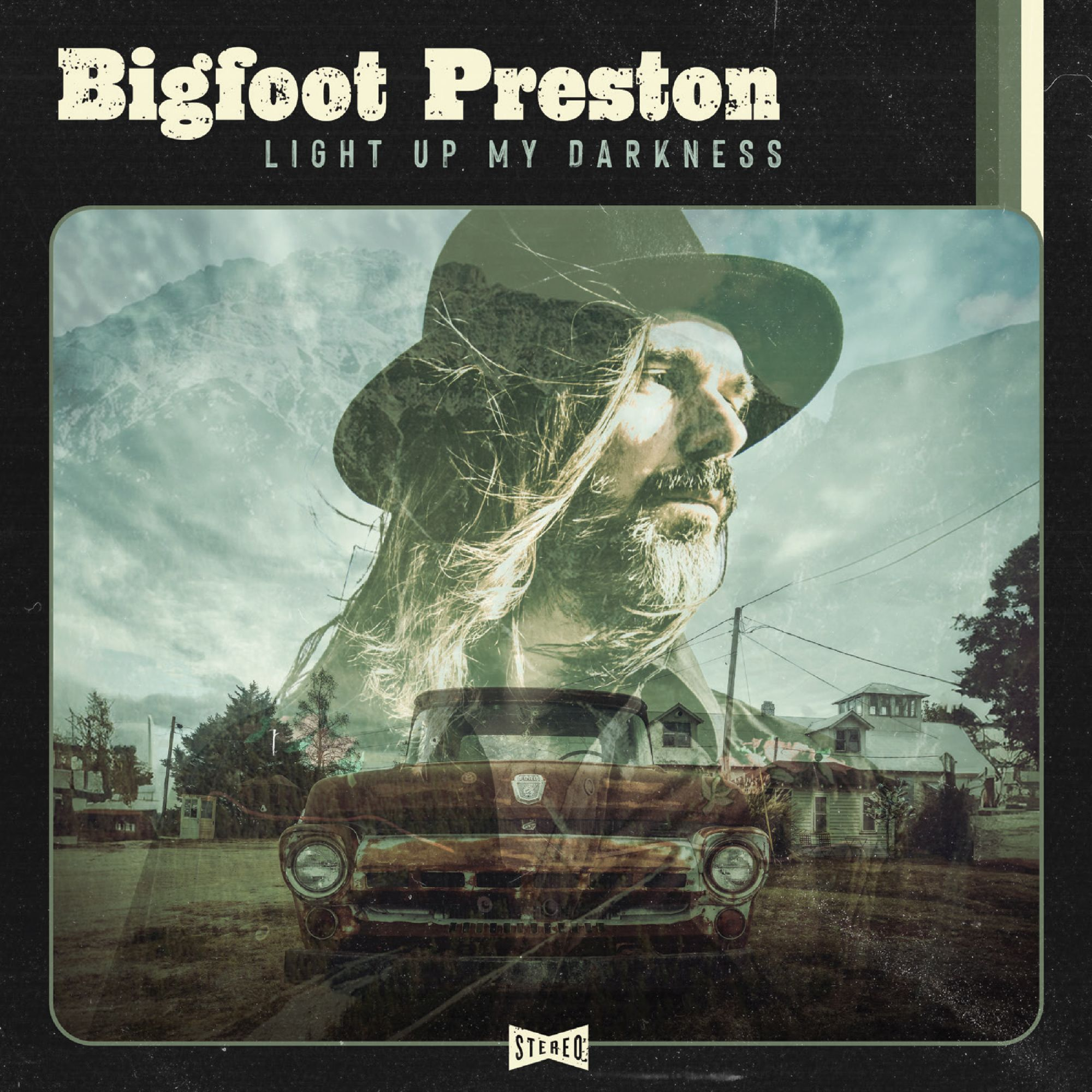 Egy férfi arca egy régi autó és egy tájkép képén. A szöveg: "Bigfoot Preston Light Up My Darkness".