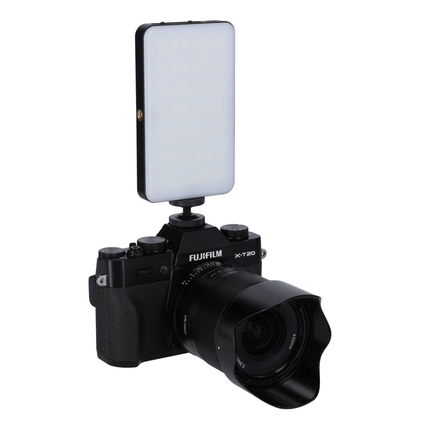 Zwarte Fujifilm X-T20 camera met lens. Een klein LED-licht is bovenop gemonteerd.