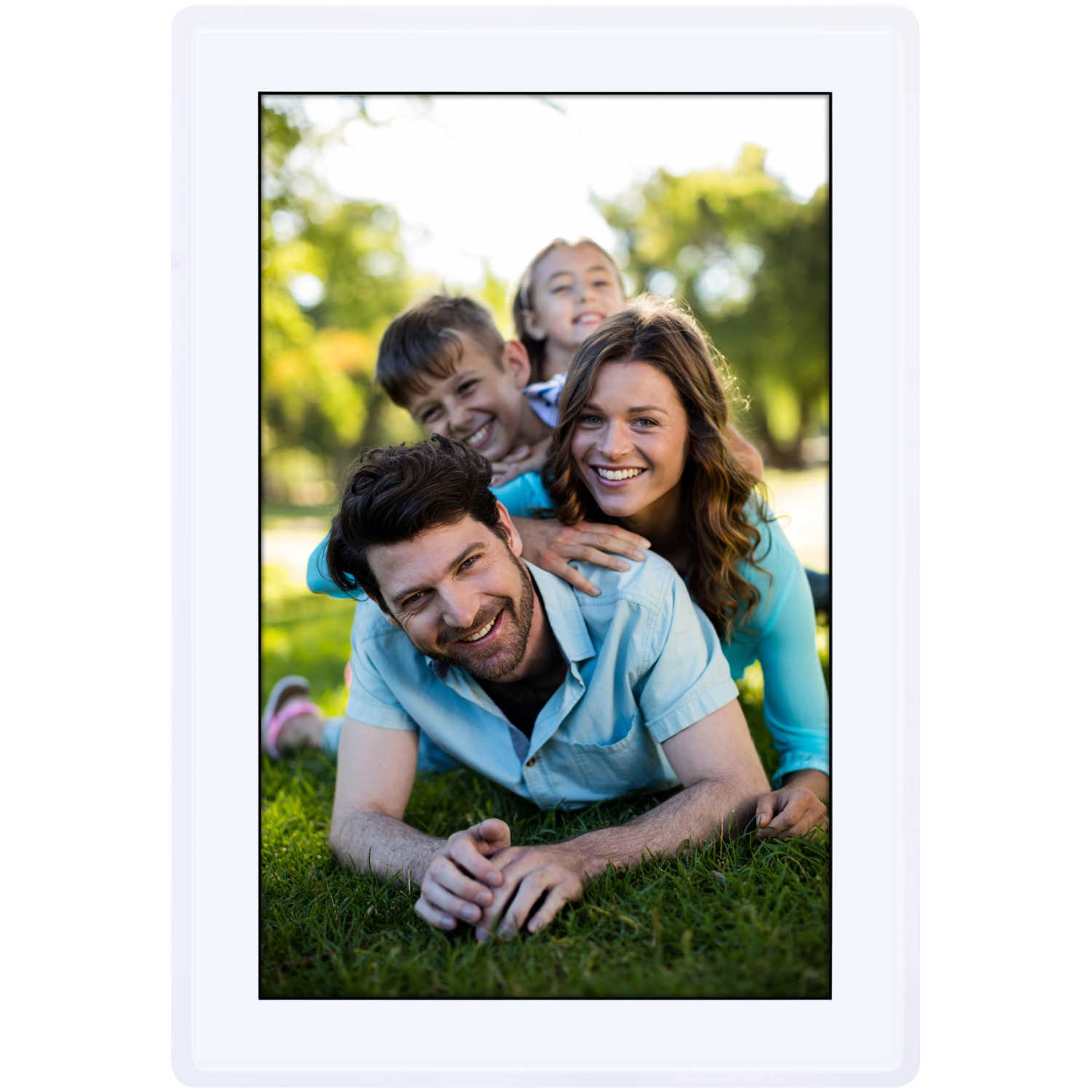 Un portrait de famille dans un cadre. La famille sourit et est allongée sur l'herbe.