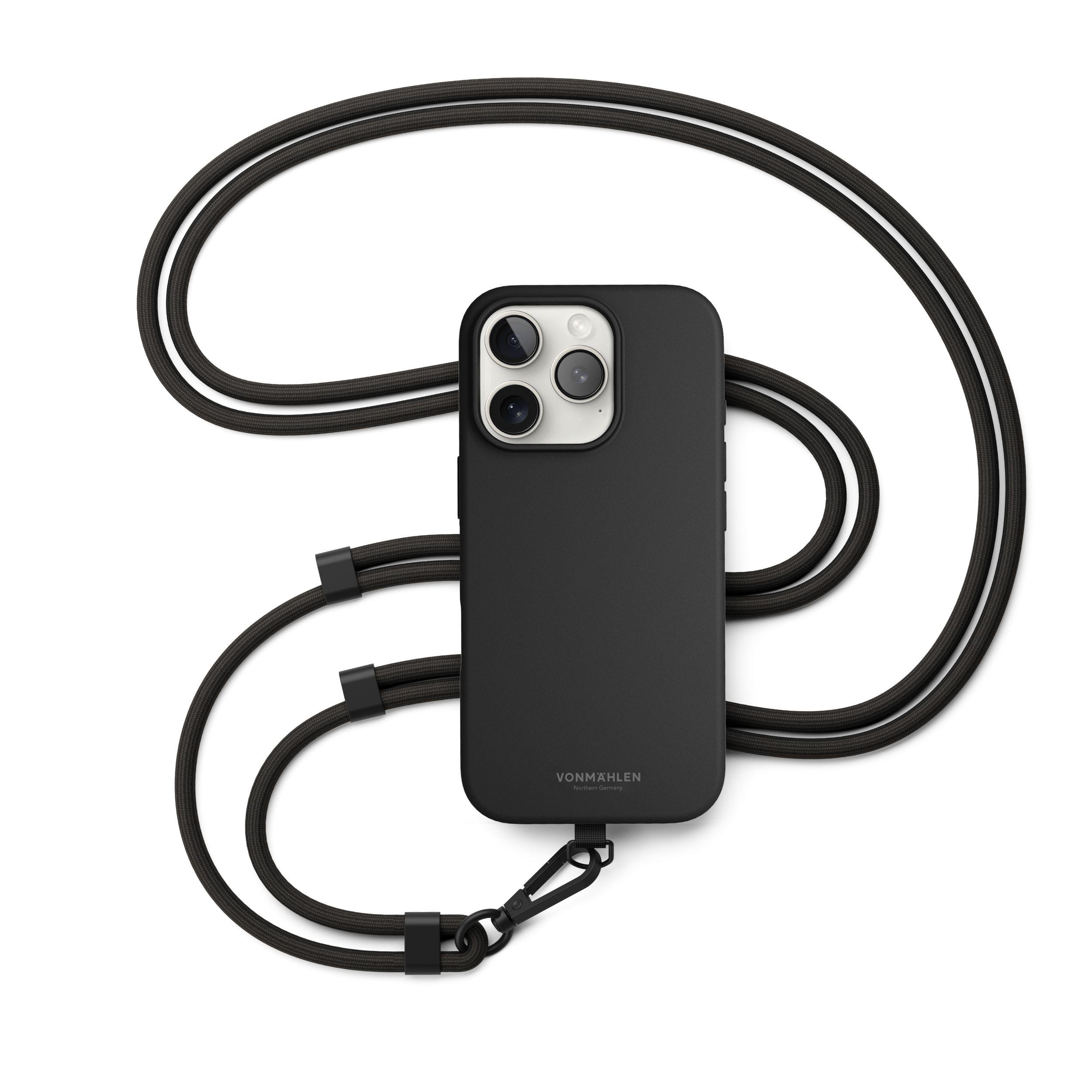Ein schwarzes Telefon mit Hülle und einem schwarzen Nackengurt, auf weißem Hintergrund.