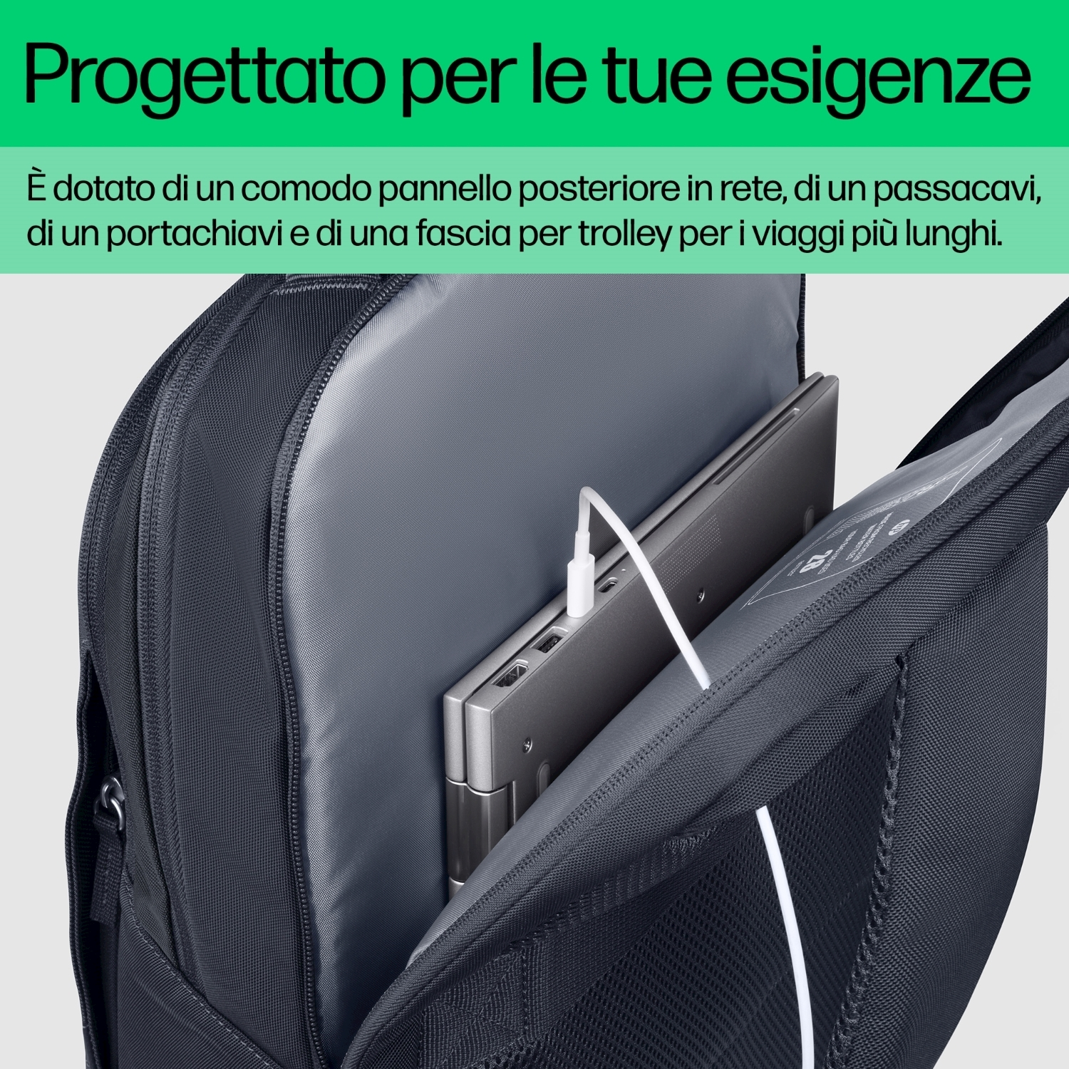Zaino aperto con un laptop all'interno. Testo: 'Progettato per le tue esigenze' in italiano.
