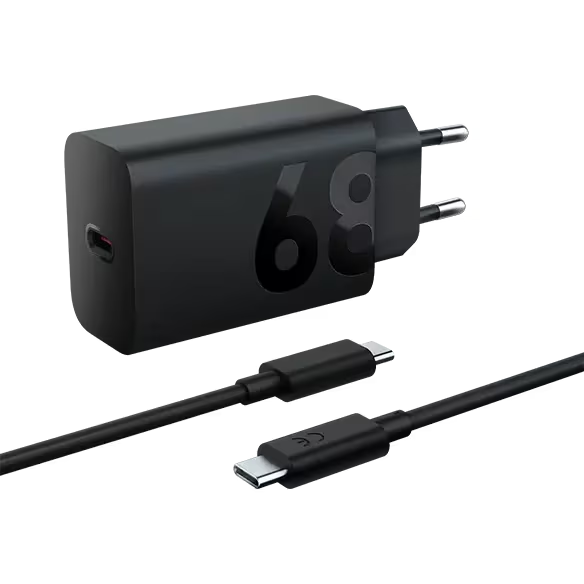 Un cargador negro de 68W, dos cables USB-C negros sobre un fondo blanco.