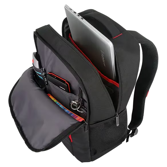 Una mochila negra abierta con portátil, teléfono y llaves dentro.