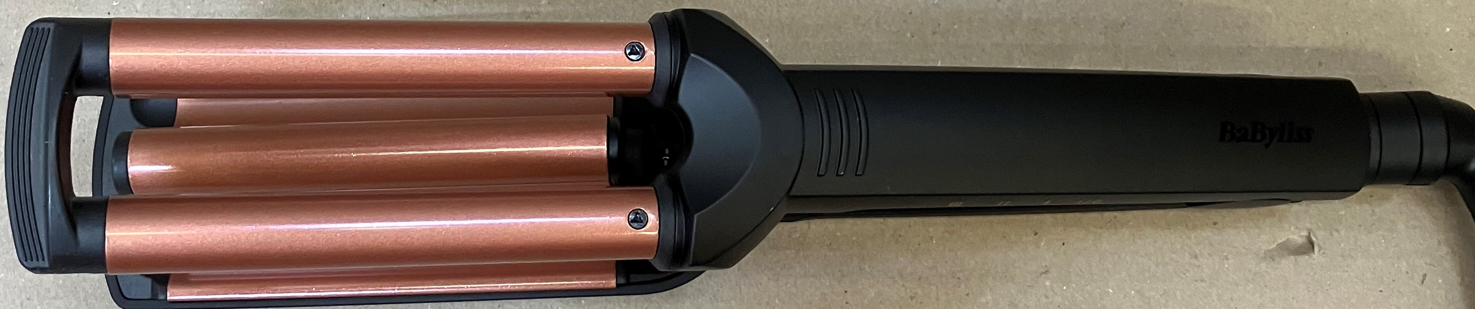 Karbowarka do włosów z miedzianymi płytkami karbującymi i czarnym uchwytem.