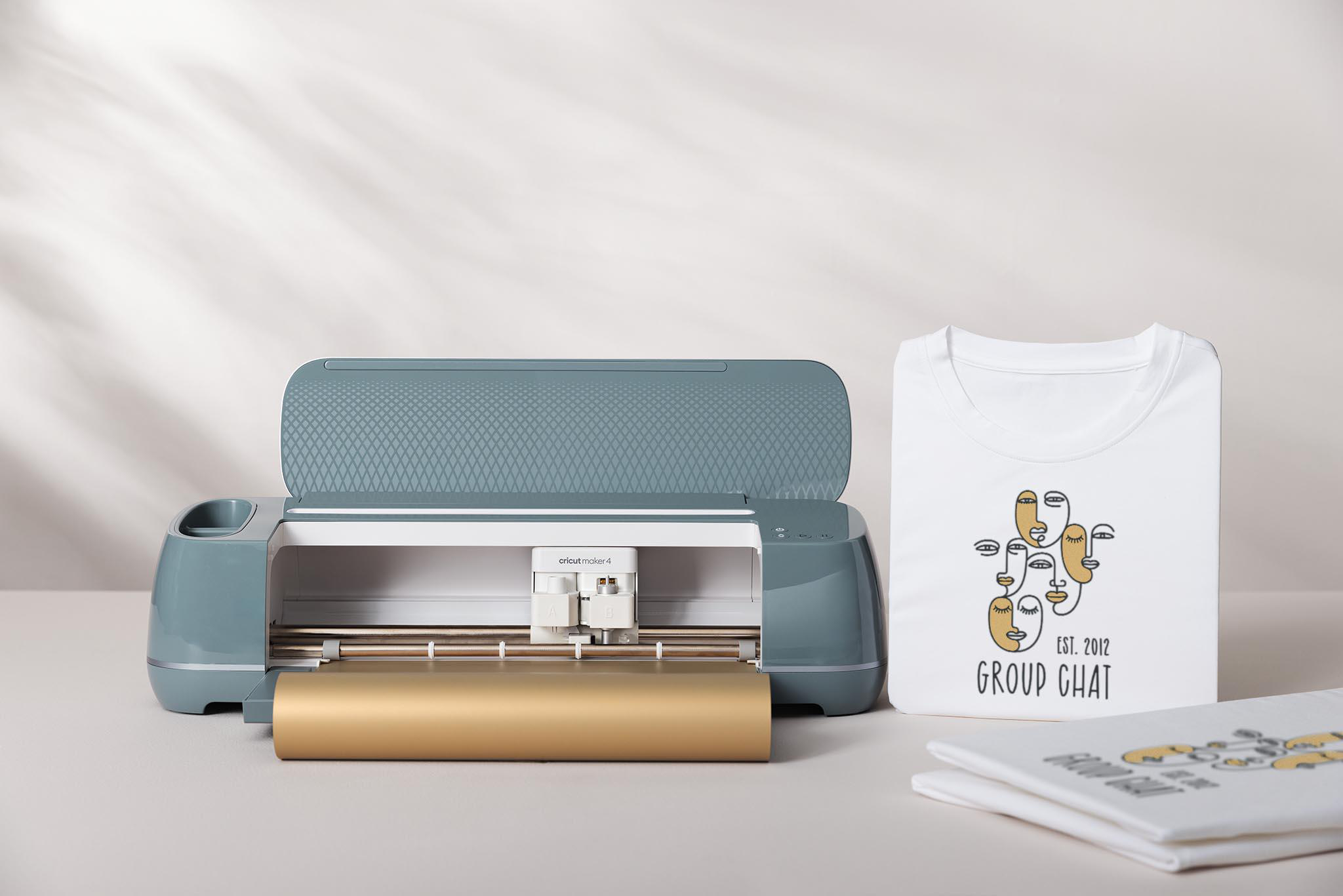 Cricut-Maschine, T-Shirt und Goldfolie. Der Cricut ist geöffnet.