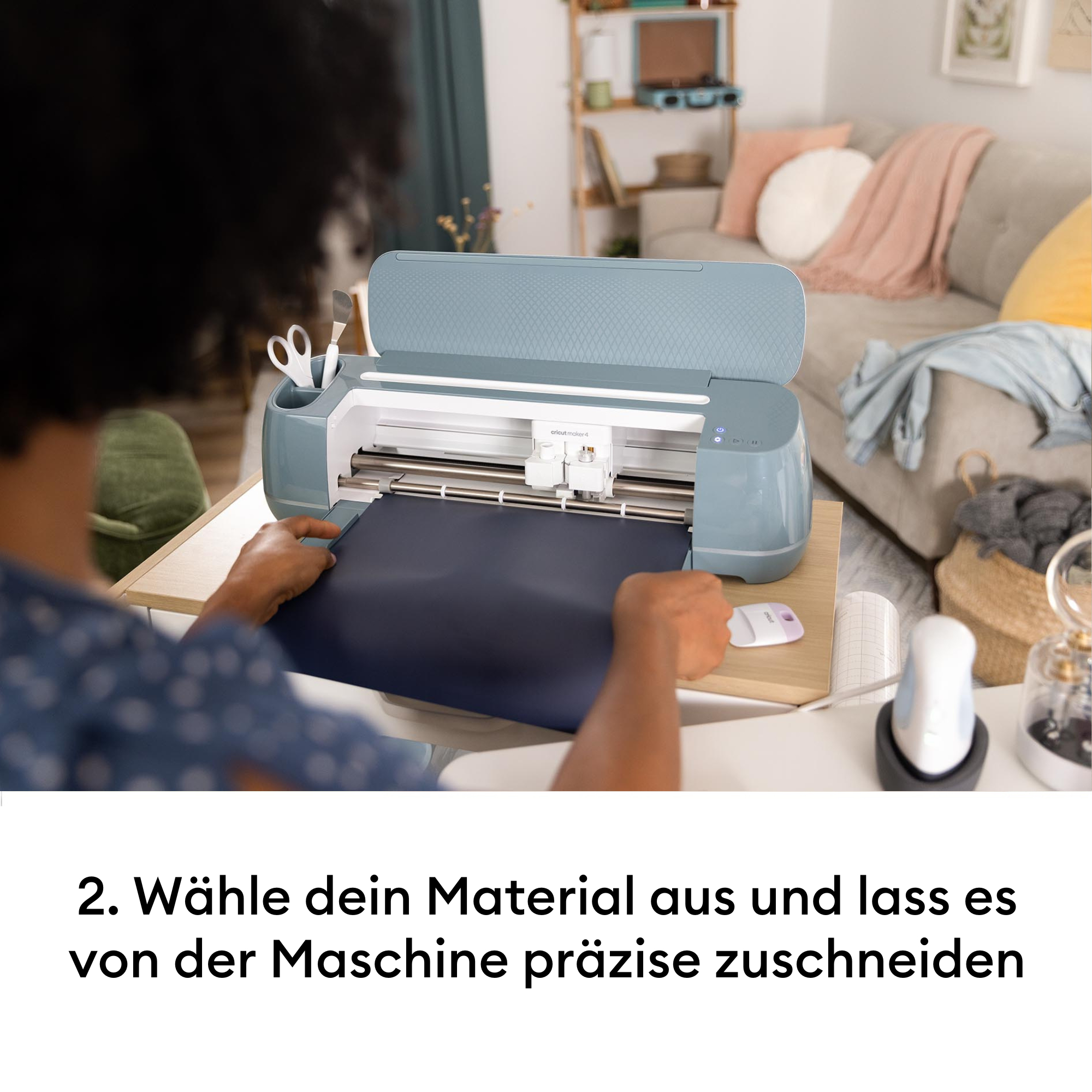 Eine Person, die eine blaue Cricut-Maschine benutzt.